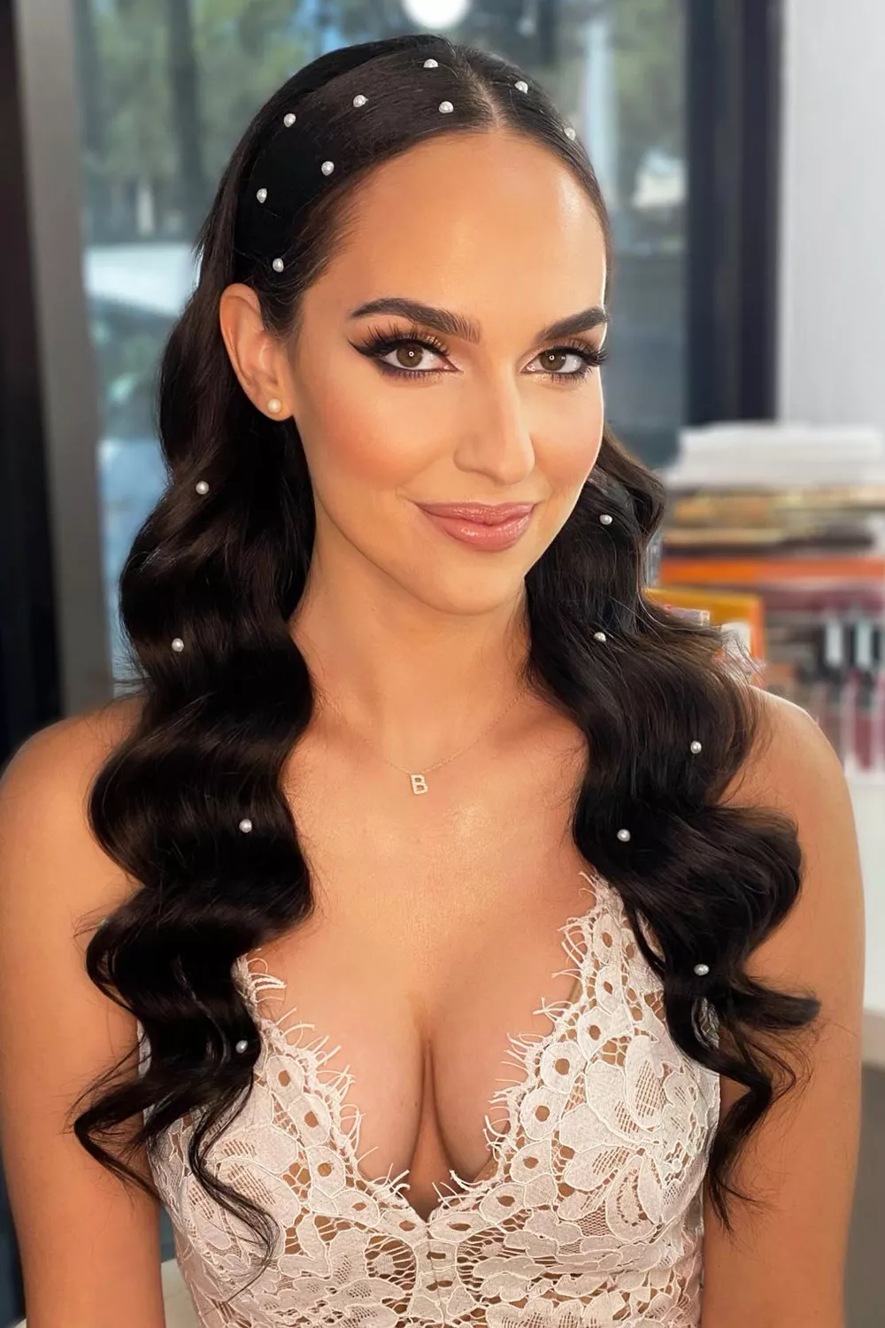 cabello suelto con perlas