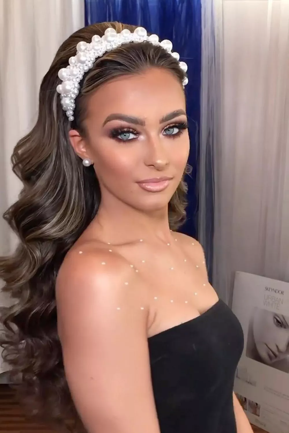 peinado con diadema de perlas