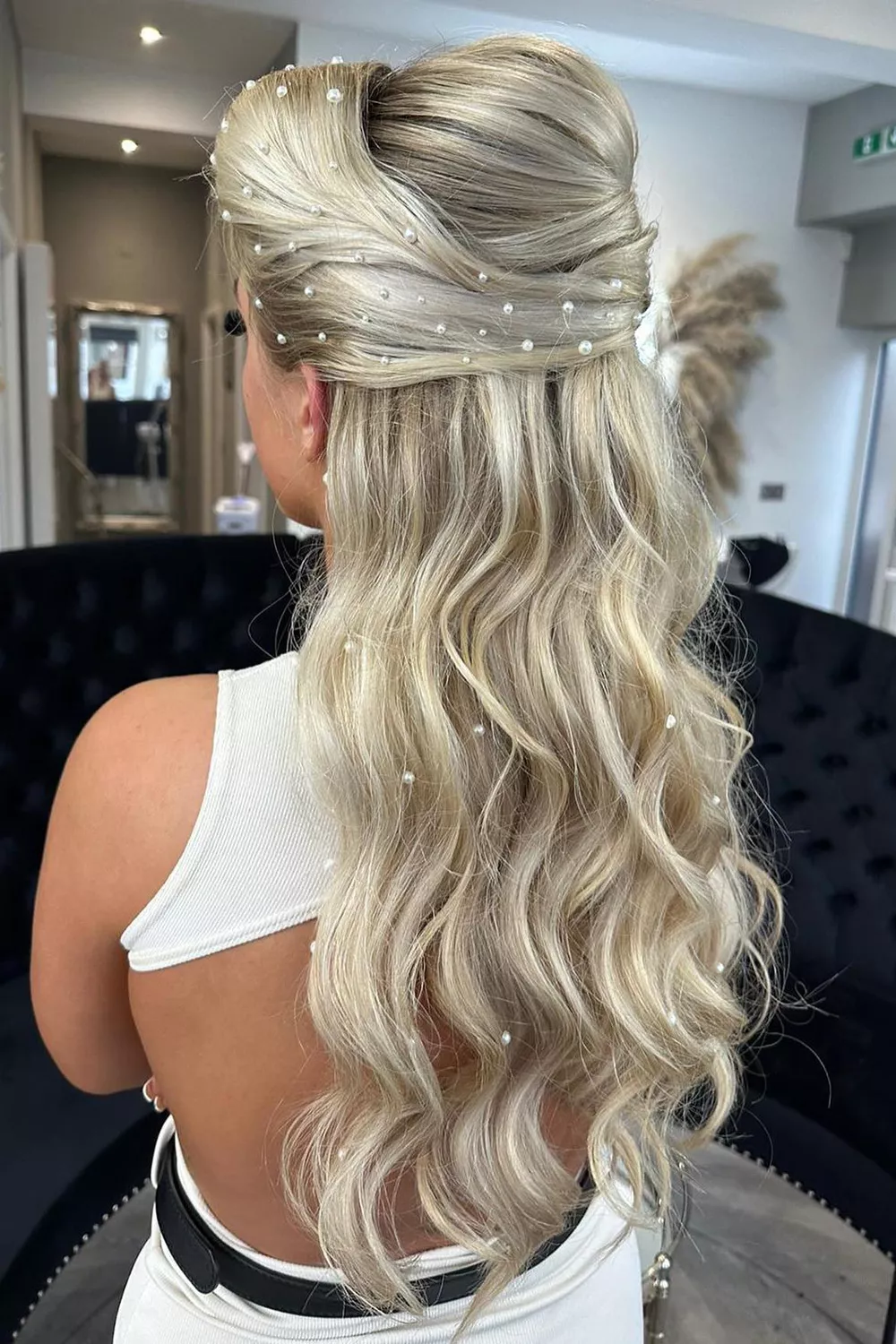 como se pegan las perlas en el cabello