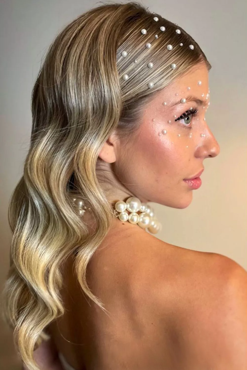 peinados con perlas en el cabello