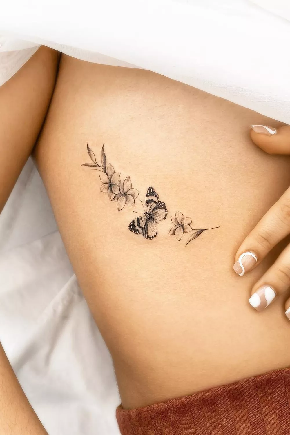 hombro tatuajes de mariposas y flores