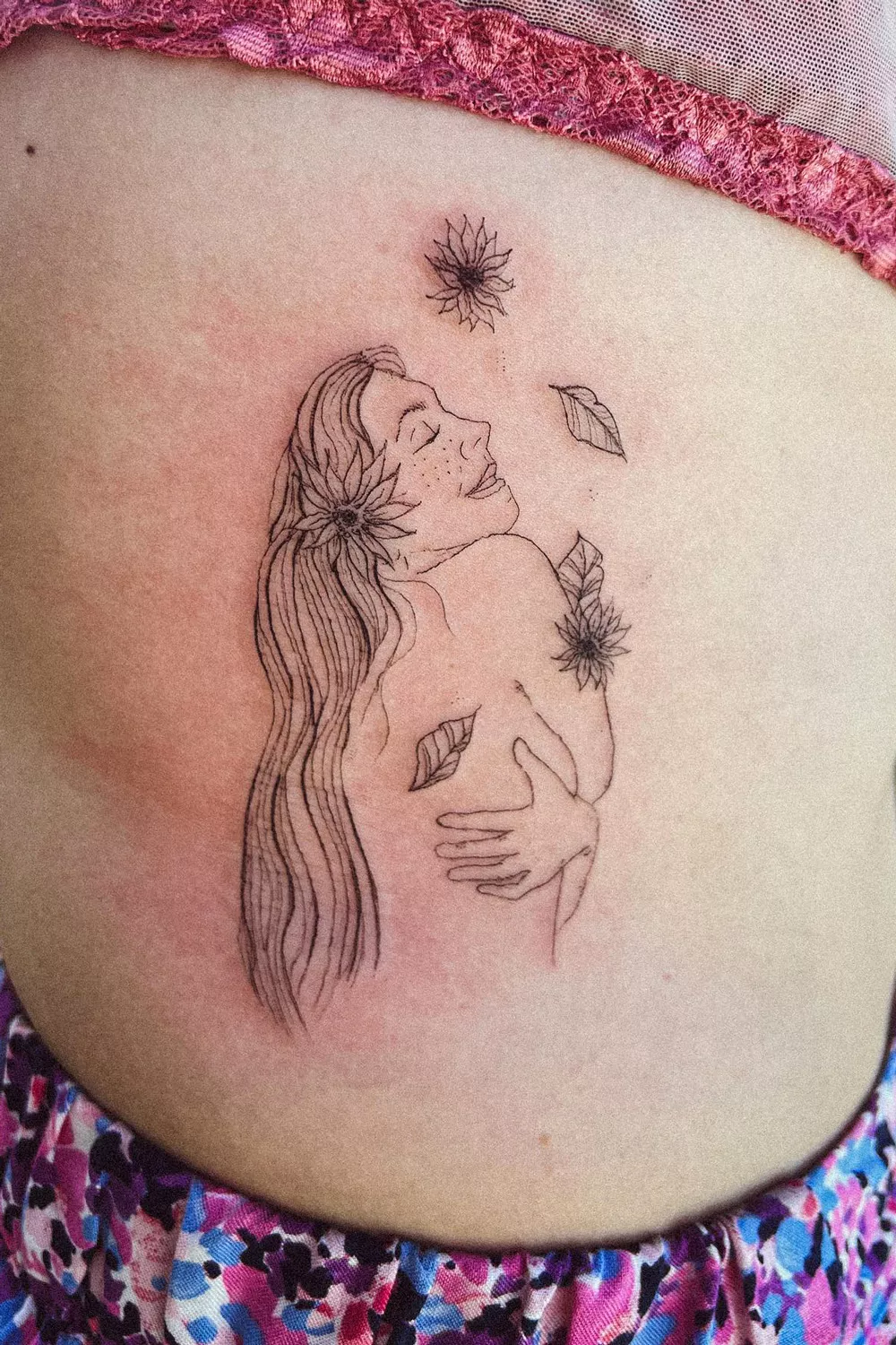tatuajes amor propio mujer abrazo