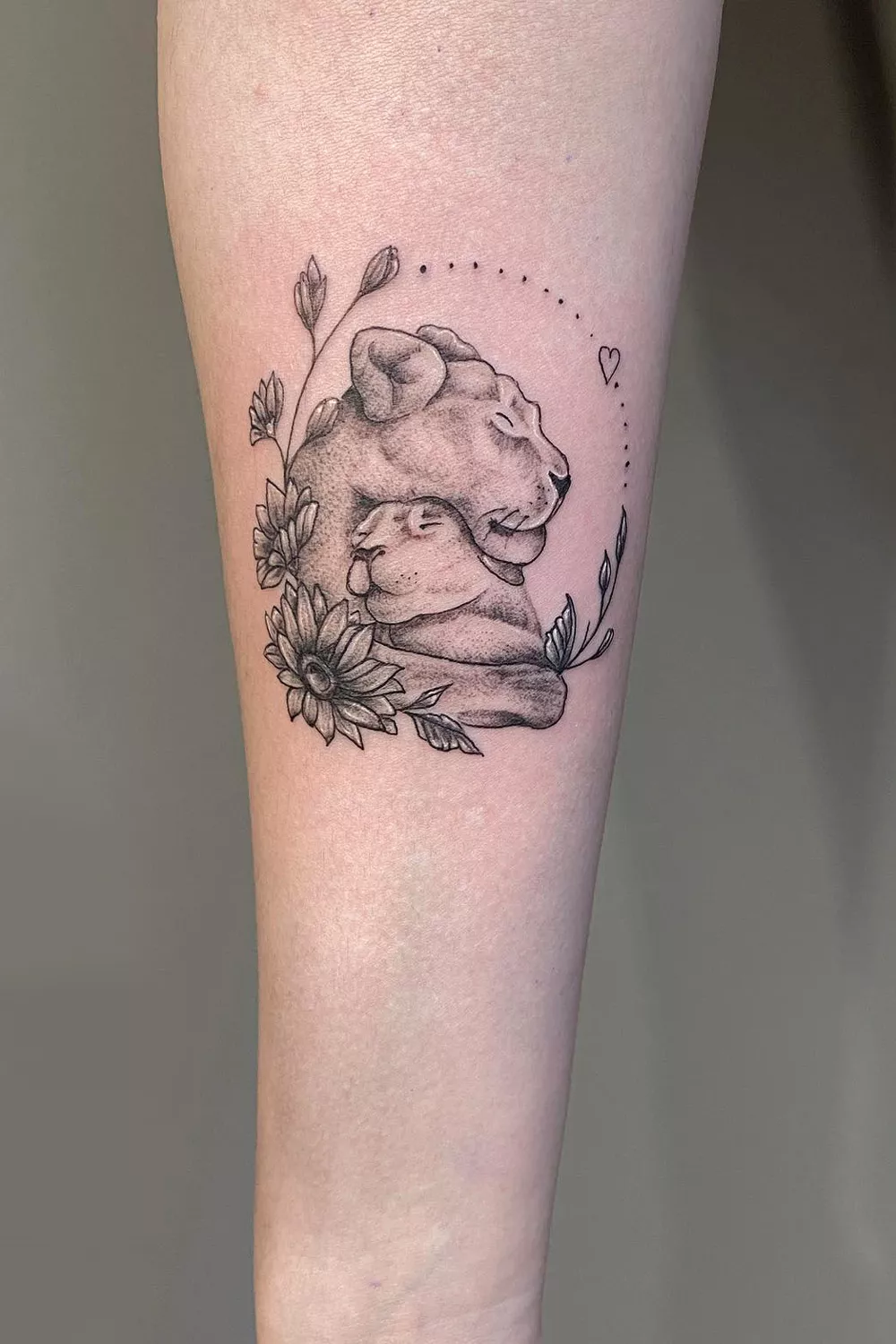 leona con flores tatuaje