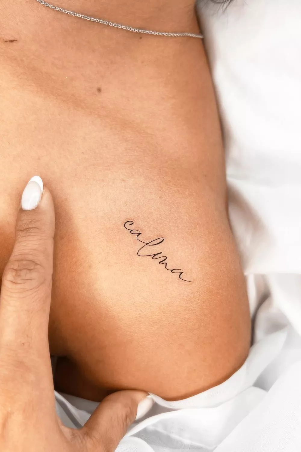 letras tatuajes en el cuello