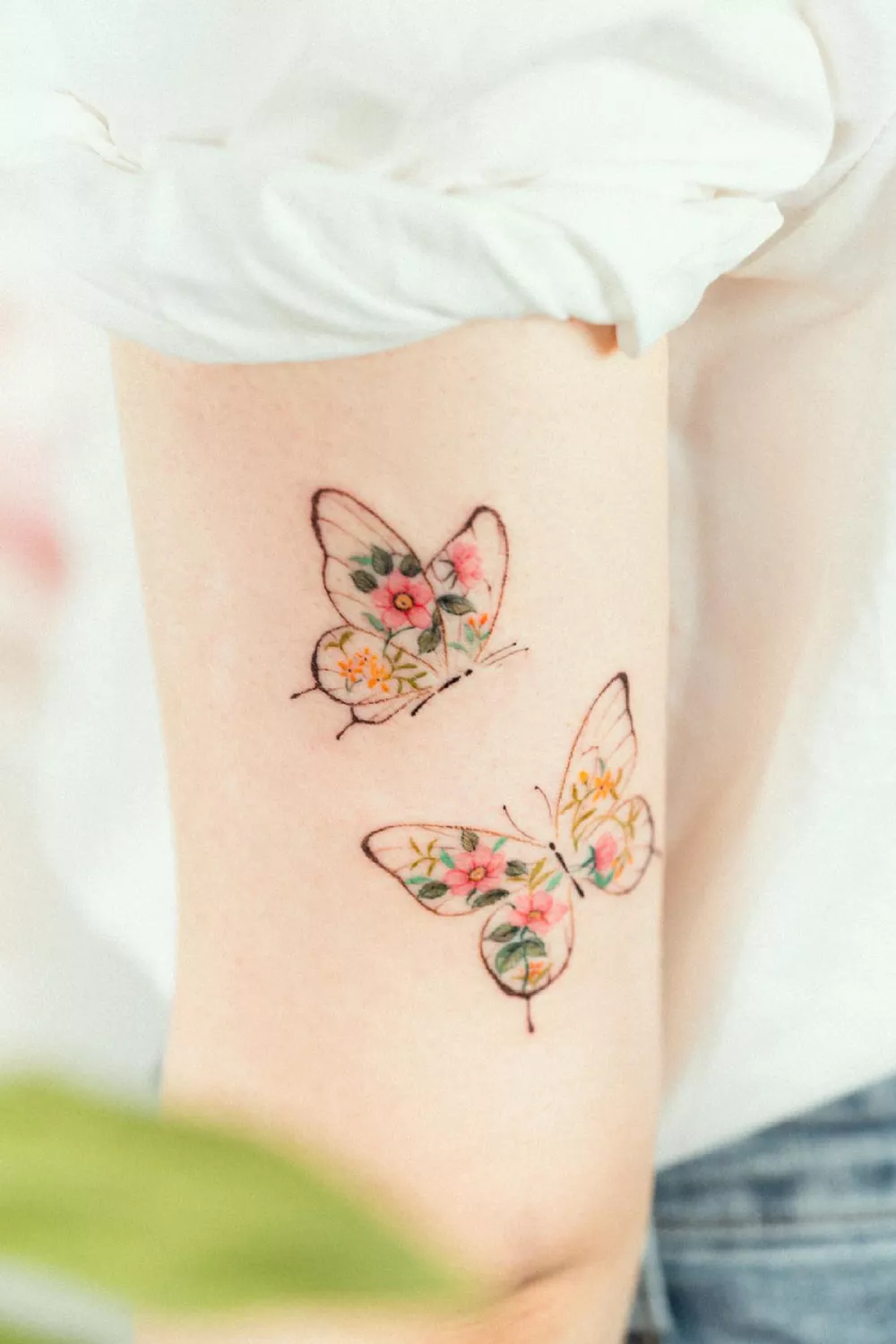 mariposa con flores tatuaje