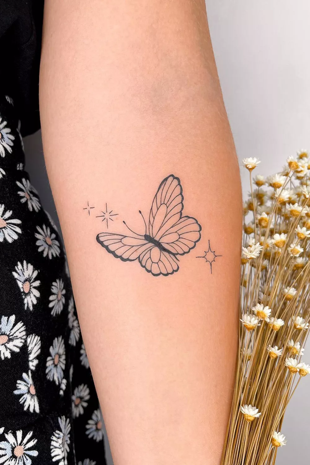 tatuajes de mariposas y estrellas