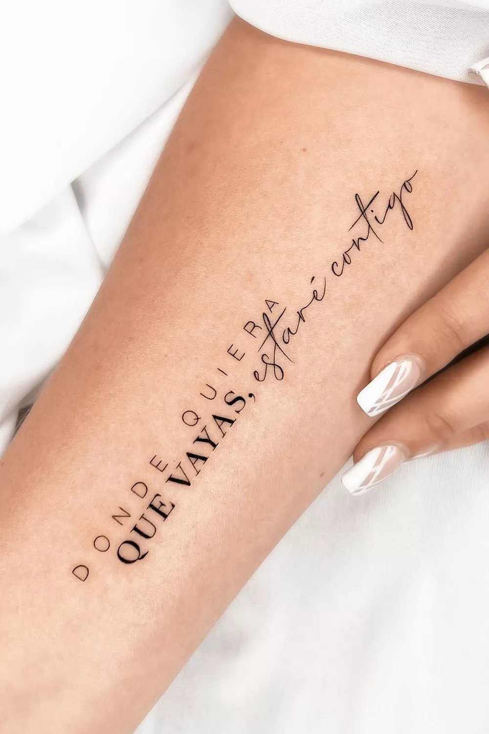 mujer letras de tatuajes