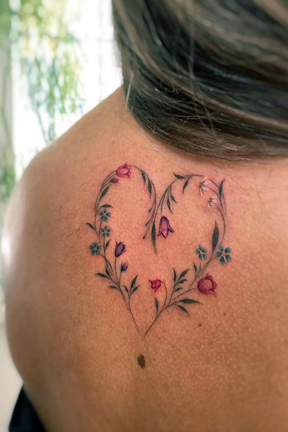 mujer tatuajes de corazones
