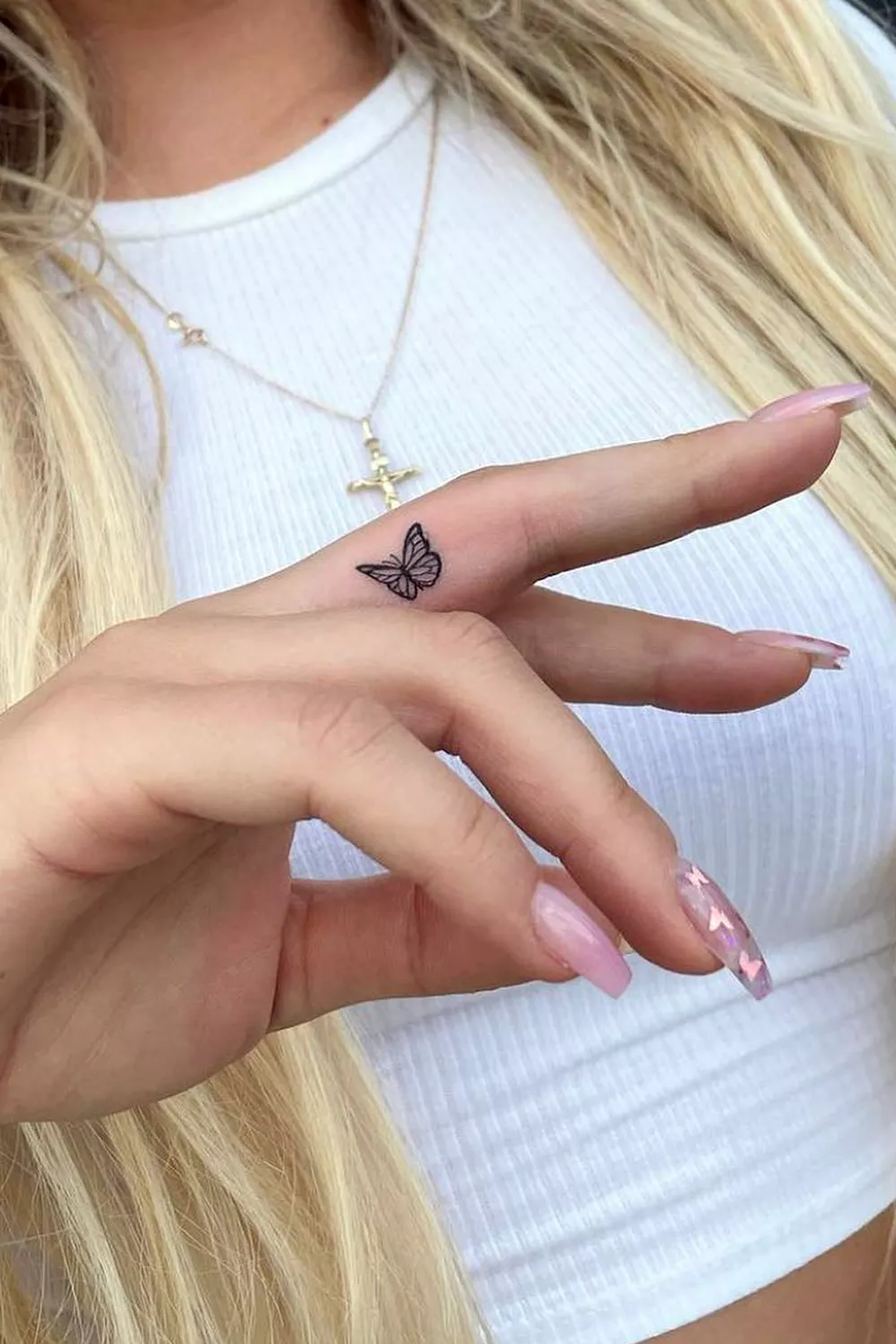 mu&ntilde;eca tatuajes de mariposas en la mano