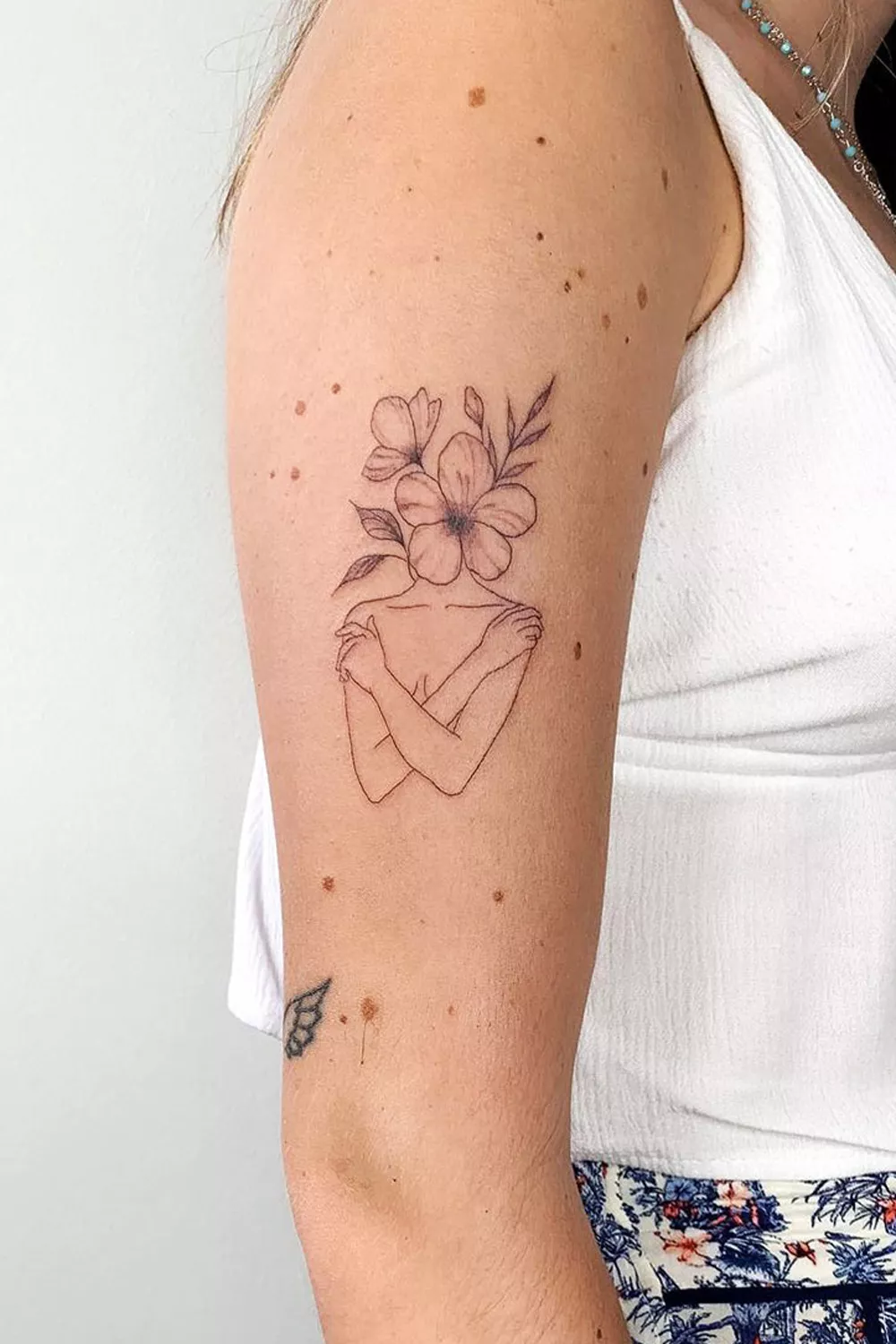 tatuaje mujer abrazandose