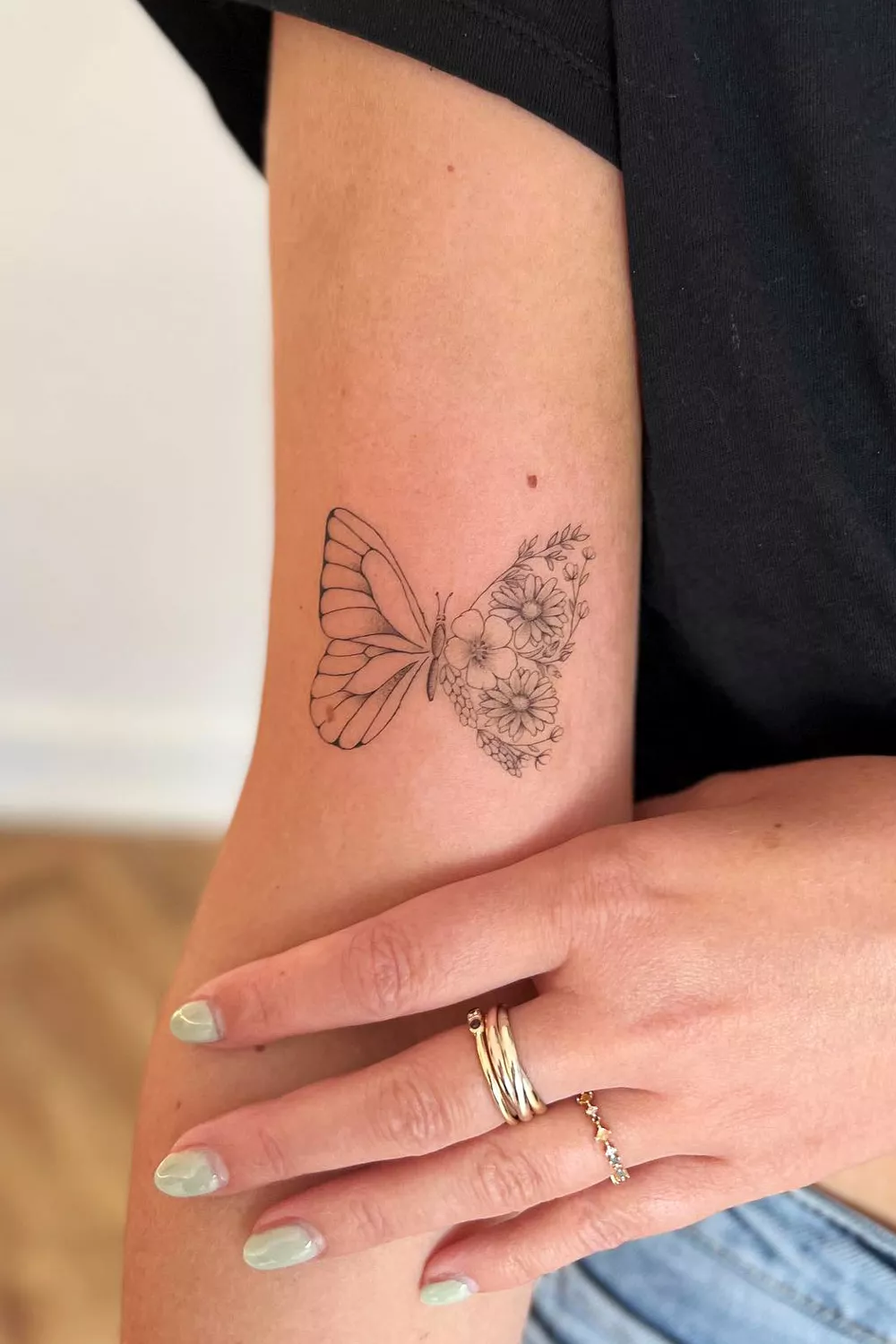 tatuajes de mariposas y flores en el brazo
