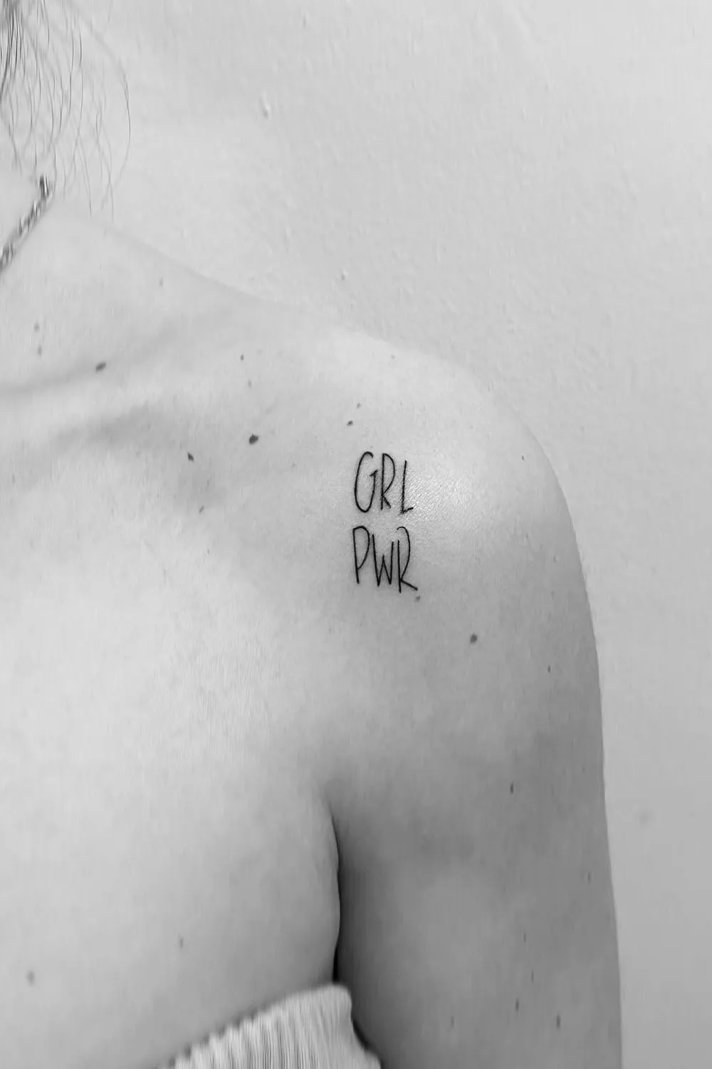 tatuajes feministas minimalistas