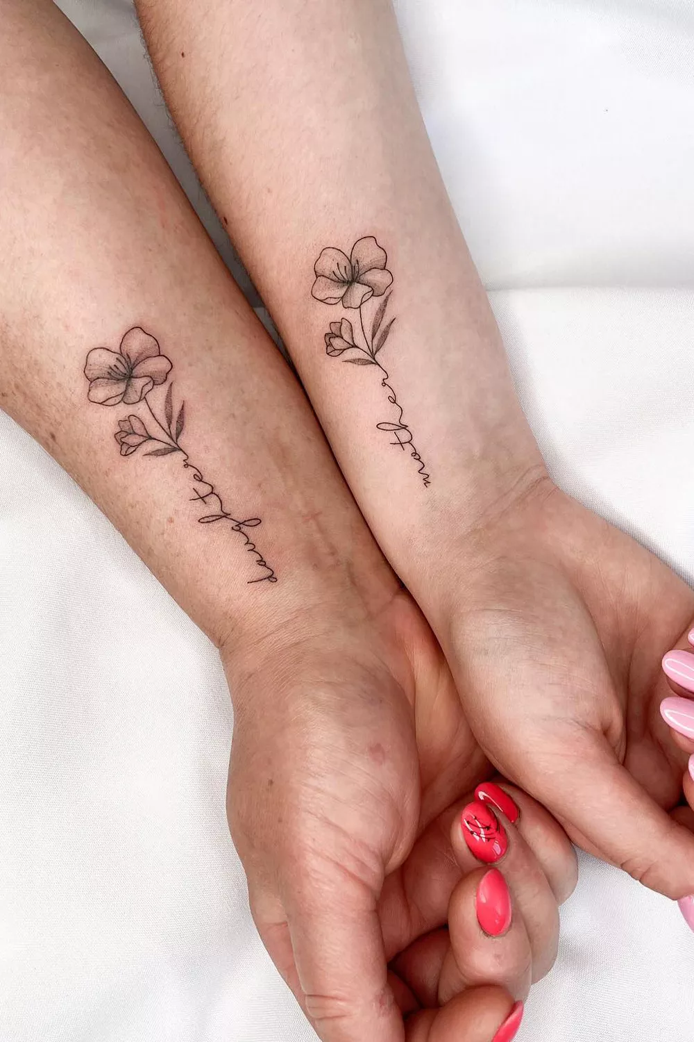 tatuajes madre e hija con flores