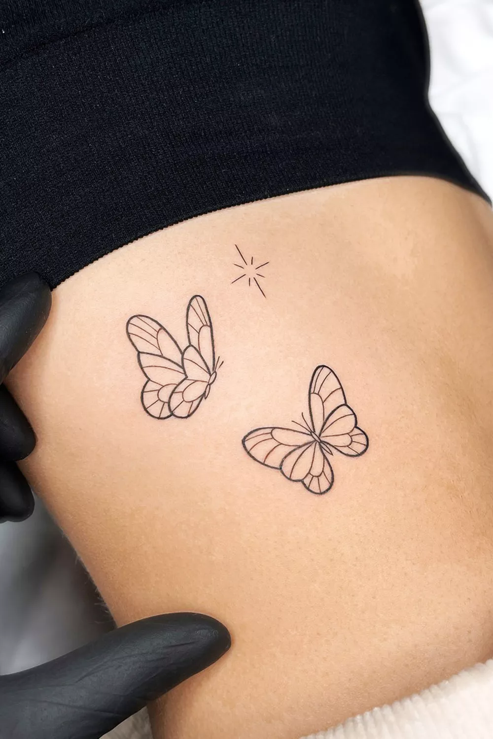 tatuajes de mariposas en las costillas