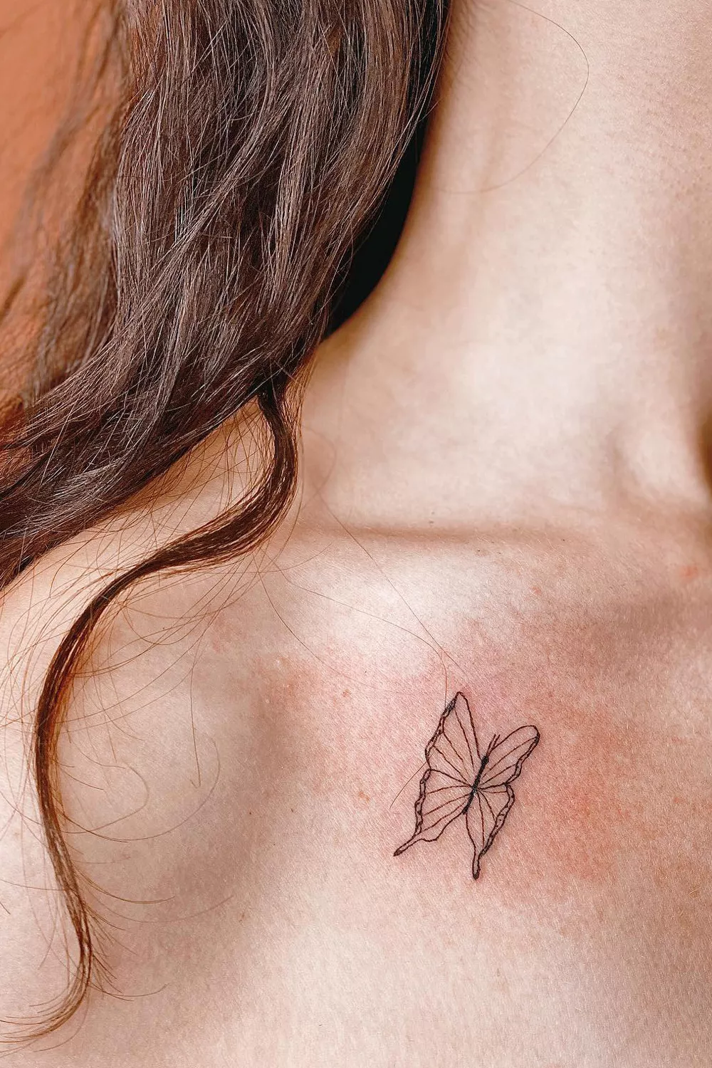 tatuajes de mariposas en el cuello