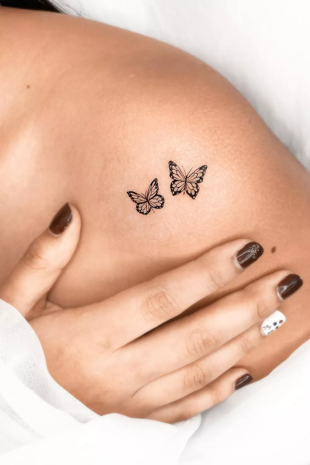 tatuajes de mariposas en el hombro