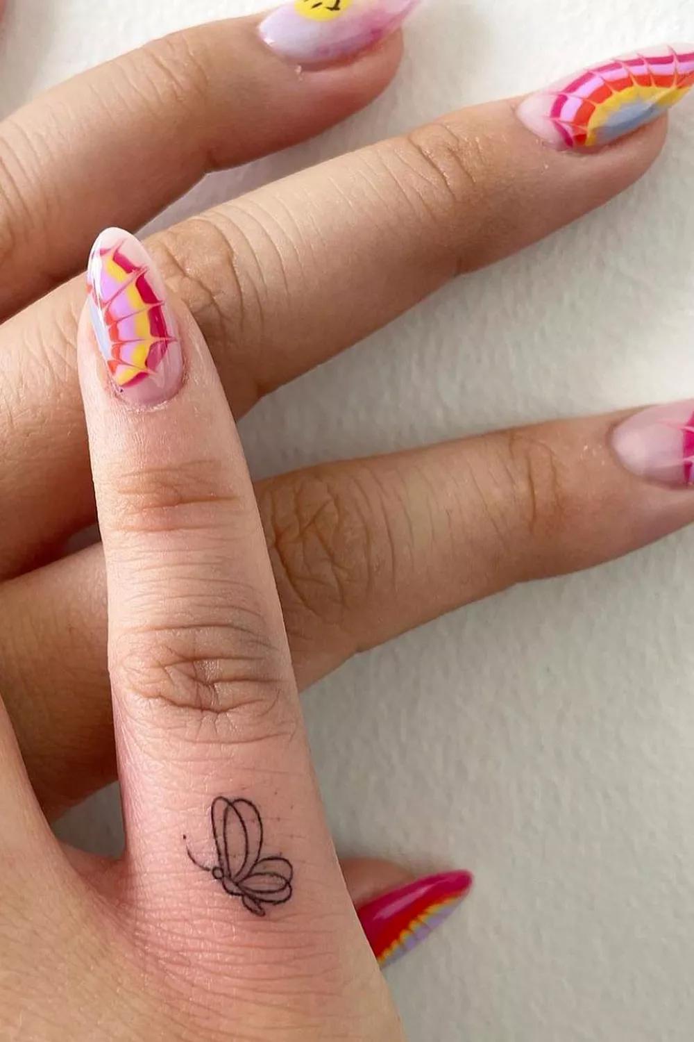 tatuajes de mariposas en el dedo