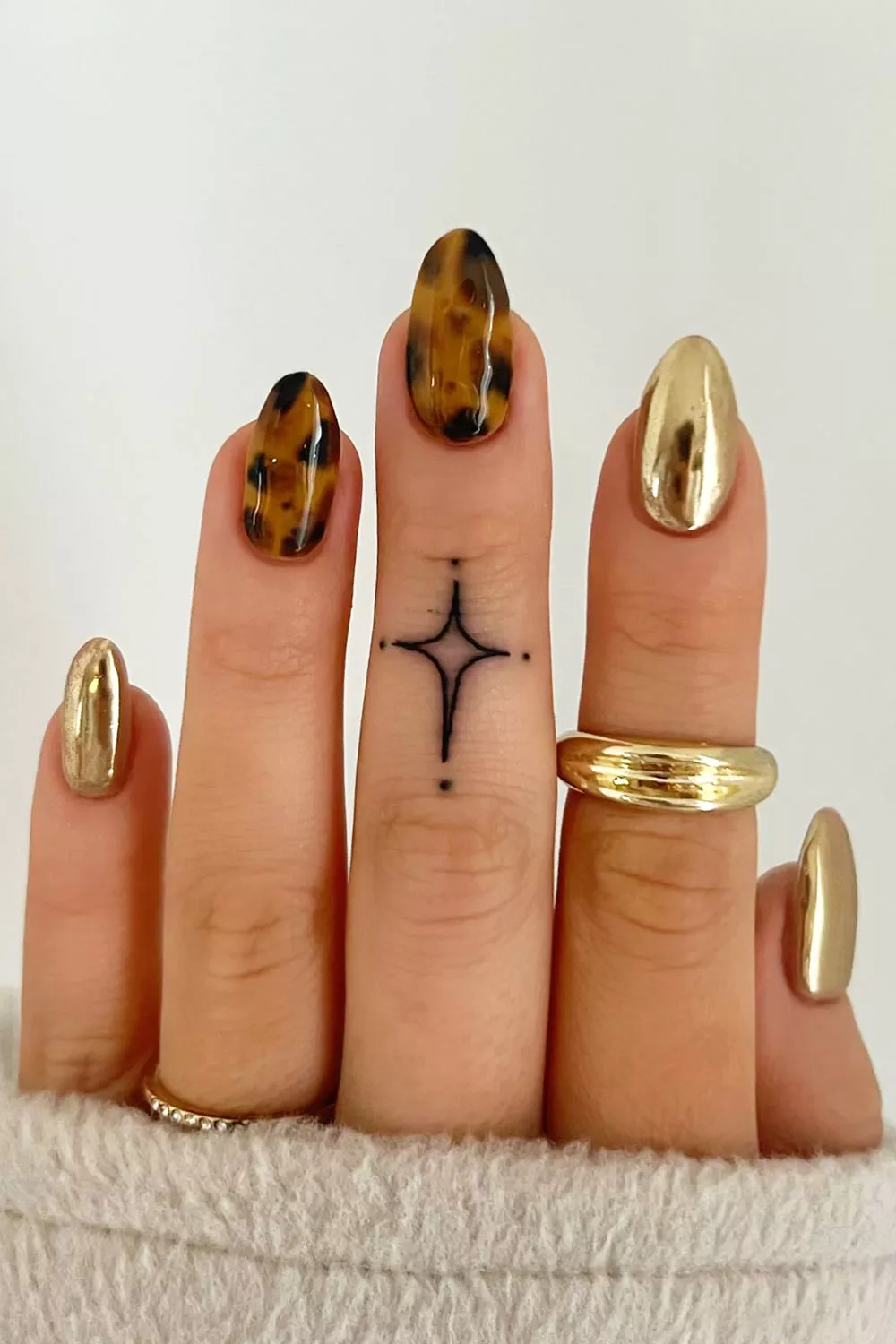 u&ntilde;as carey