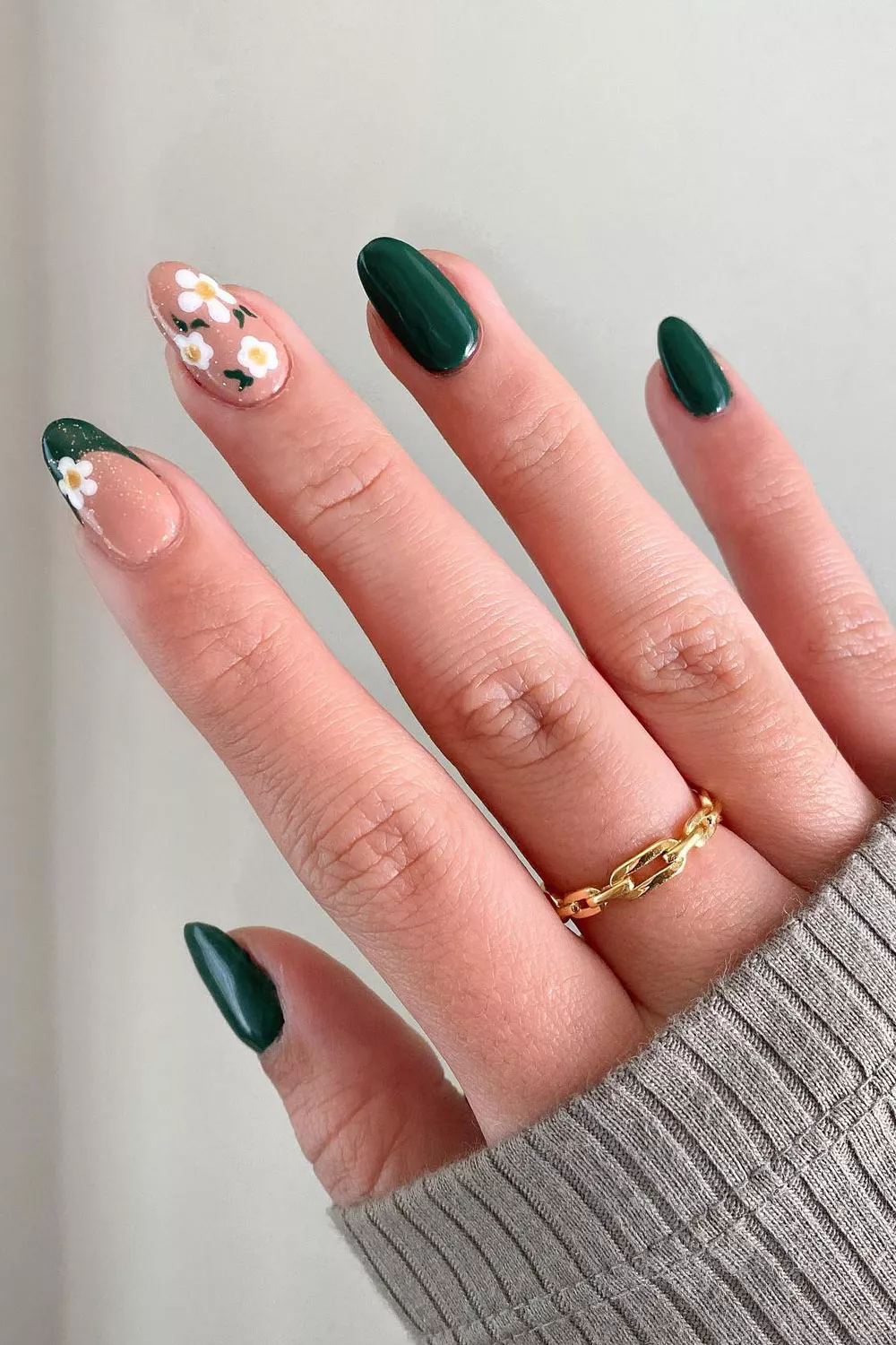 u&ntilde;as con flores