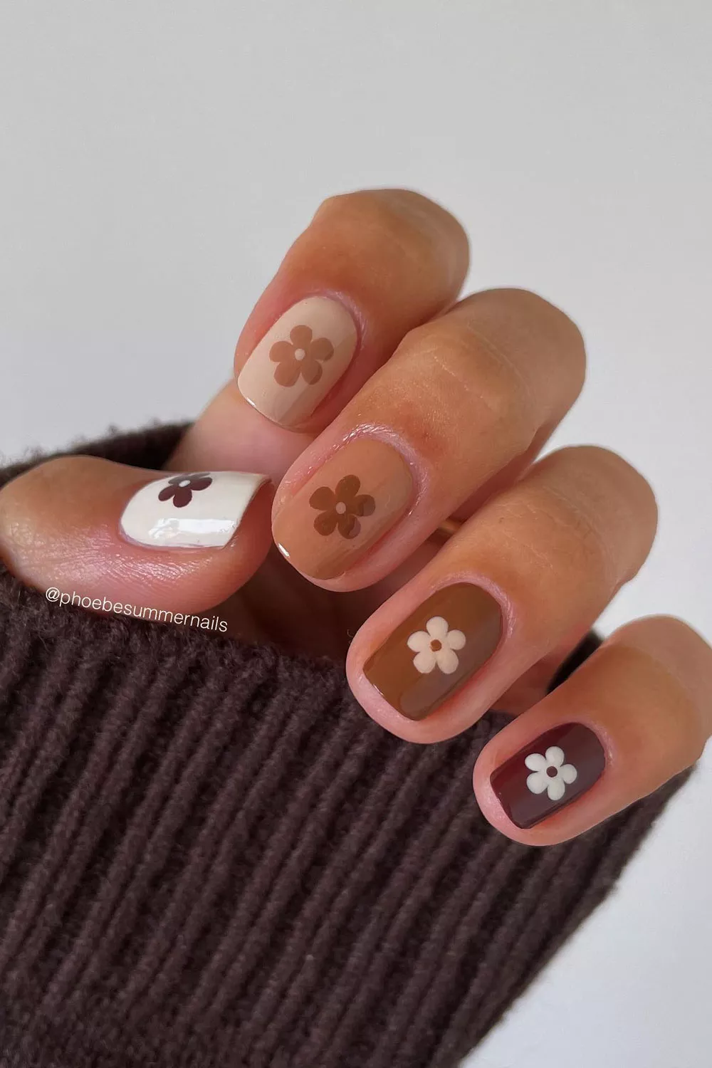 u&ntilde;as decoradas con flores