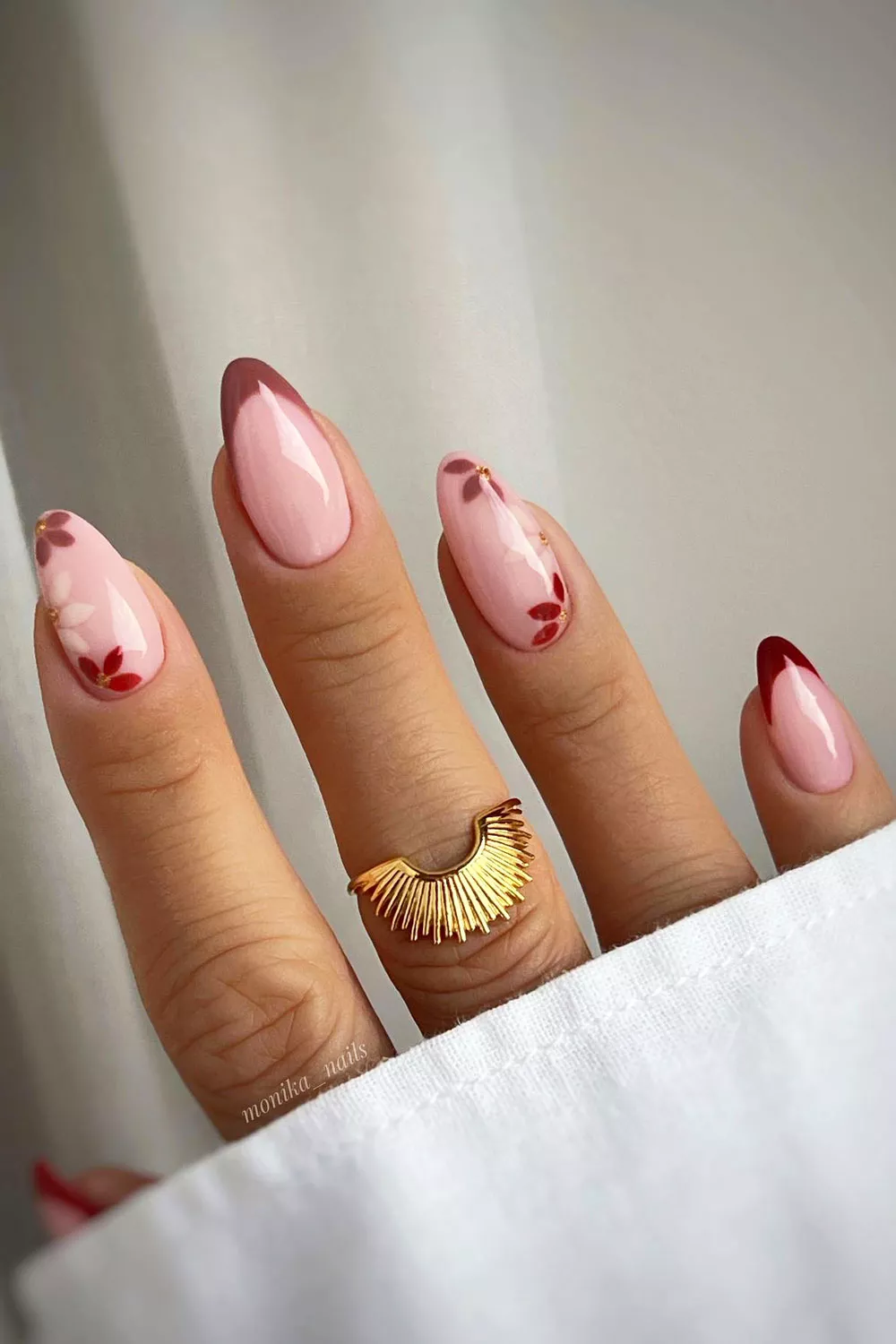 u&ntilde;as francesas con flores