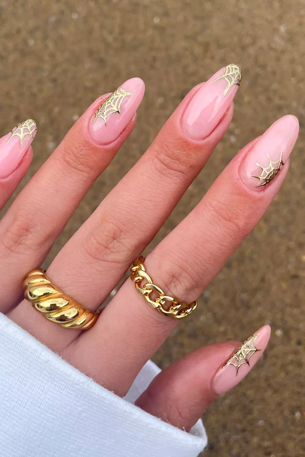 manicura dorada con telara&ntilde;a