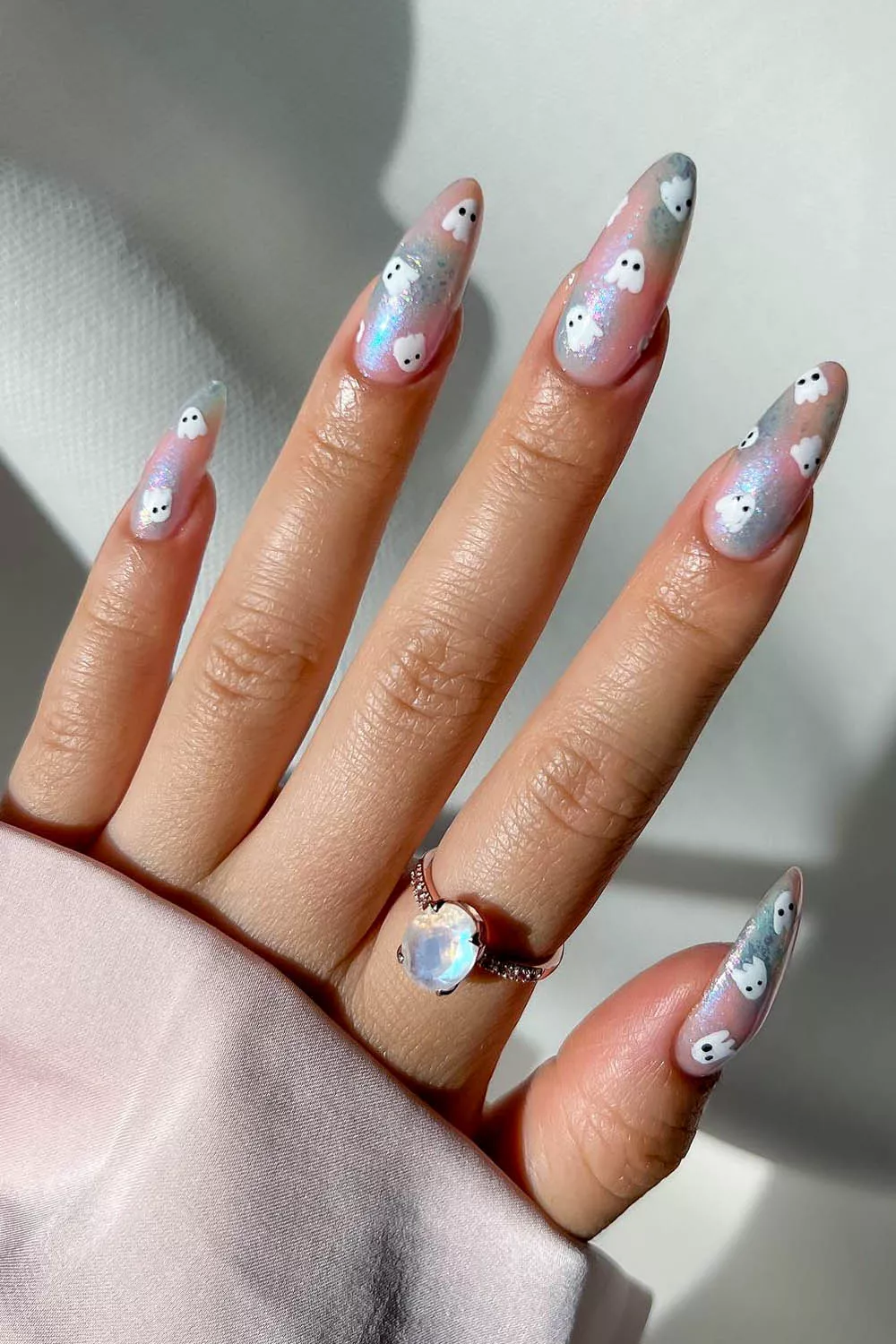 manicura efecto espejo con fantasmitas aesthetic