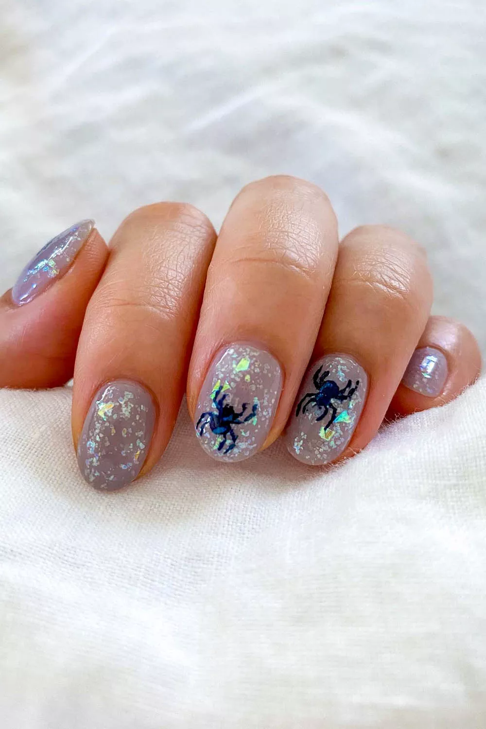 manicura glitter con ara&ntilde;as
