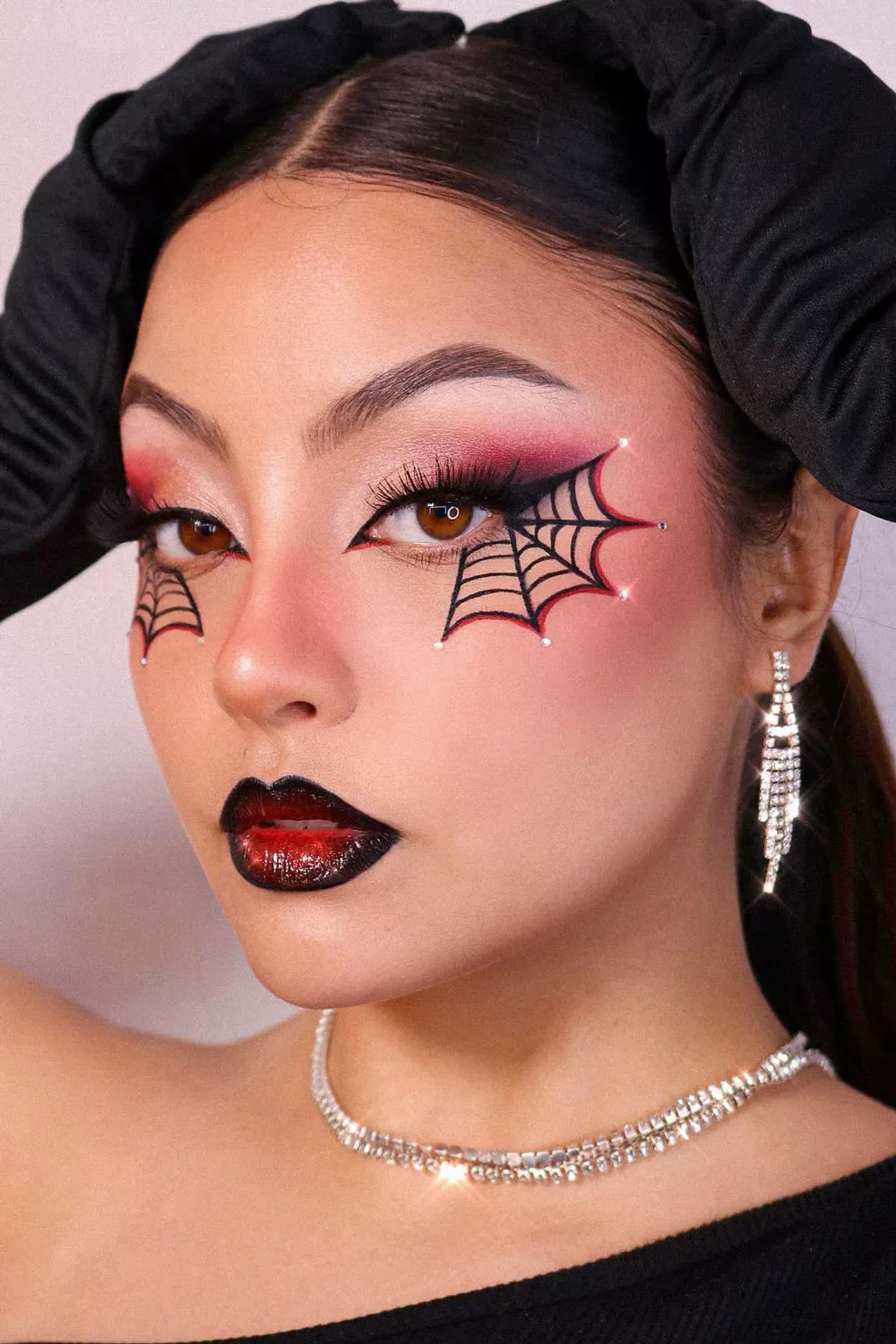 maquillaje de halloween telara&ntilde;a en los ojos