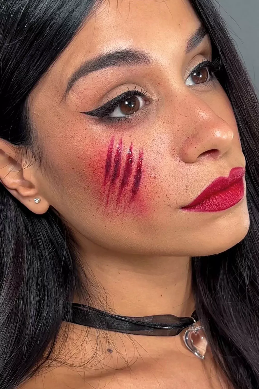 maquillaje sencillo halloween con rasgu&ntilde;o en la cara
