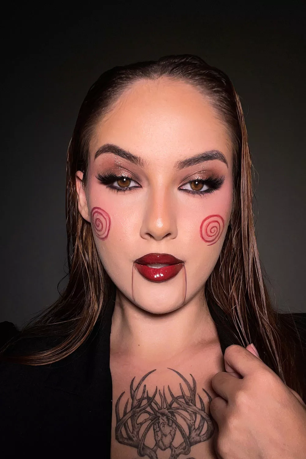 maquillaje de saw para halloween de mujer