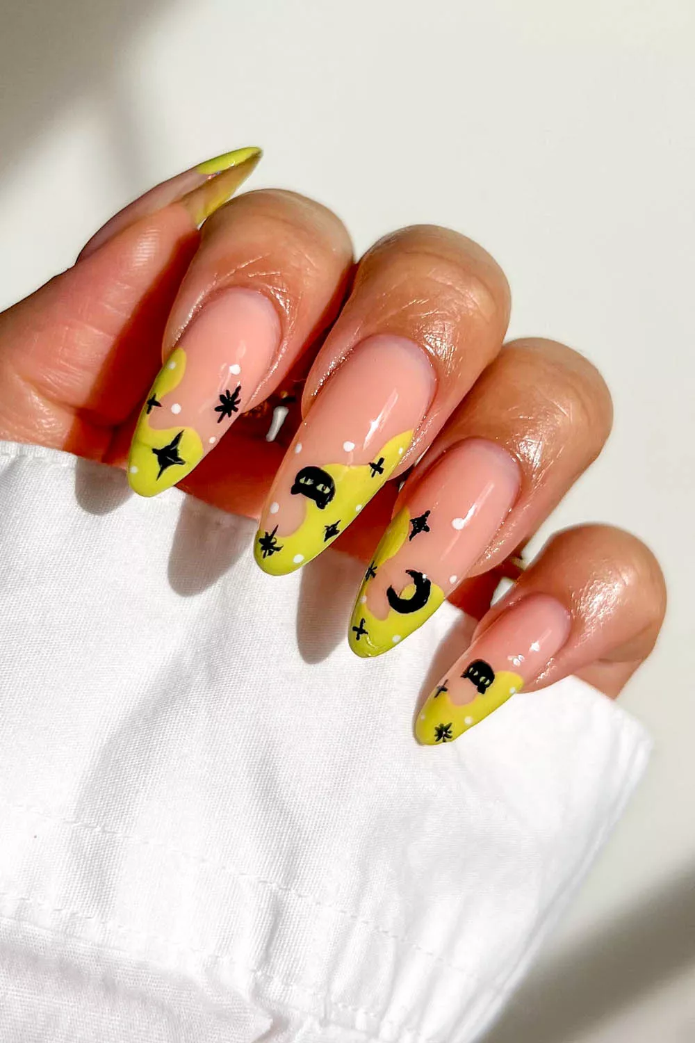 manicura aesthetic con gatos, luna y estrellas