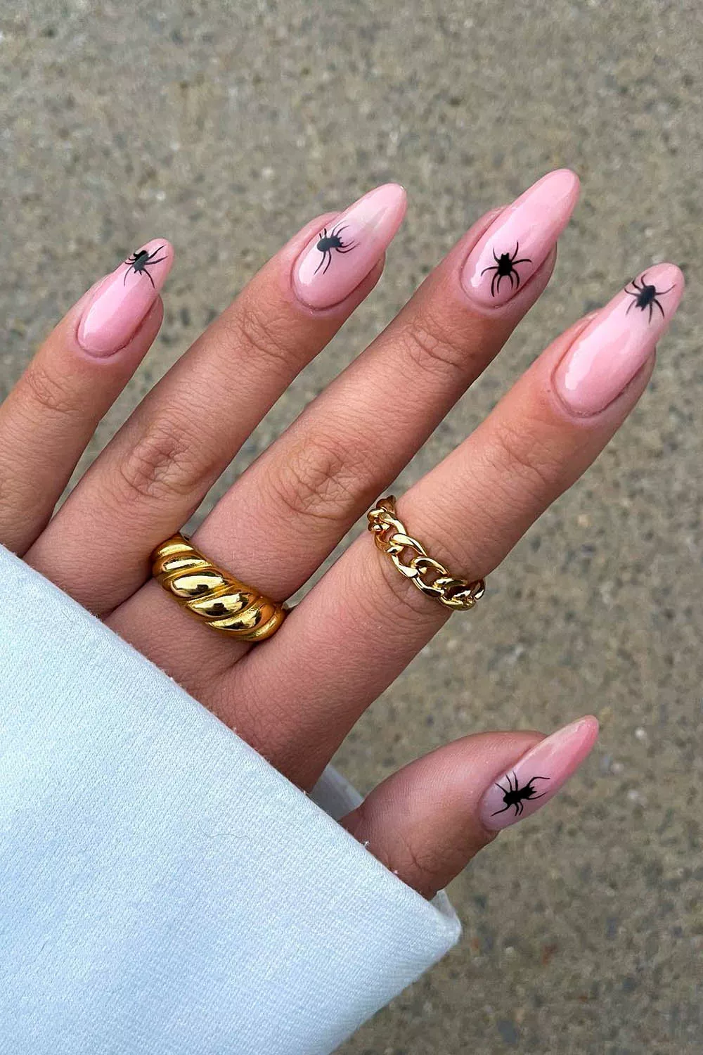 u&ntilde;as con ara&ntilde;as negras