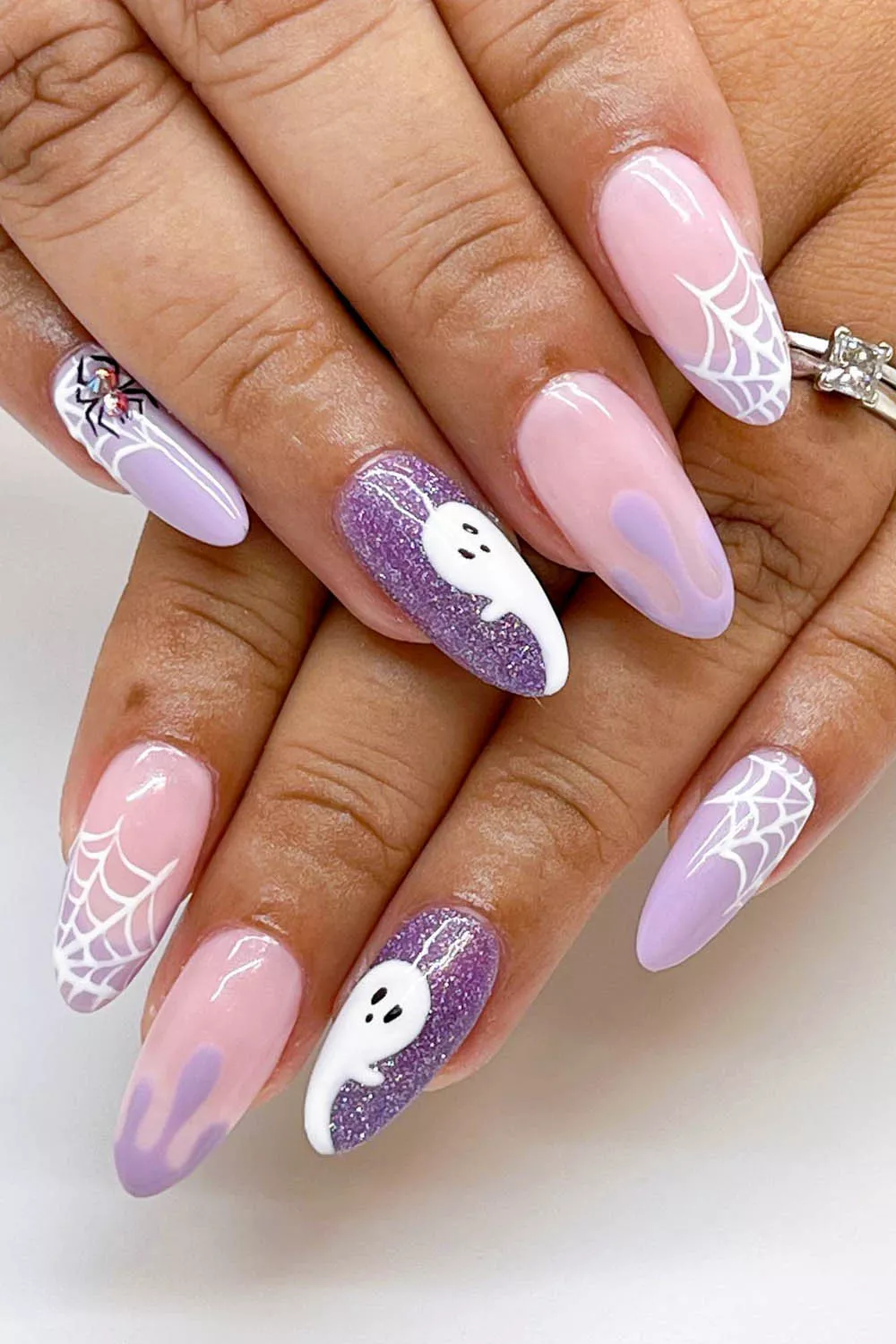 u&ntilde;as decoradas halloween con bonitos fantasmas