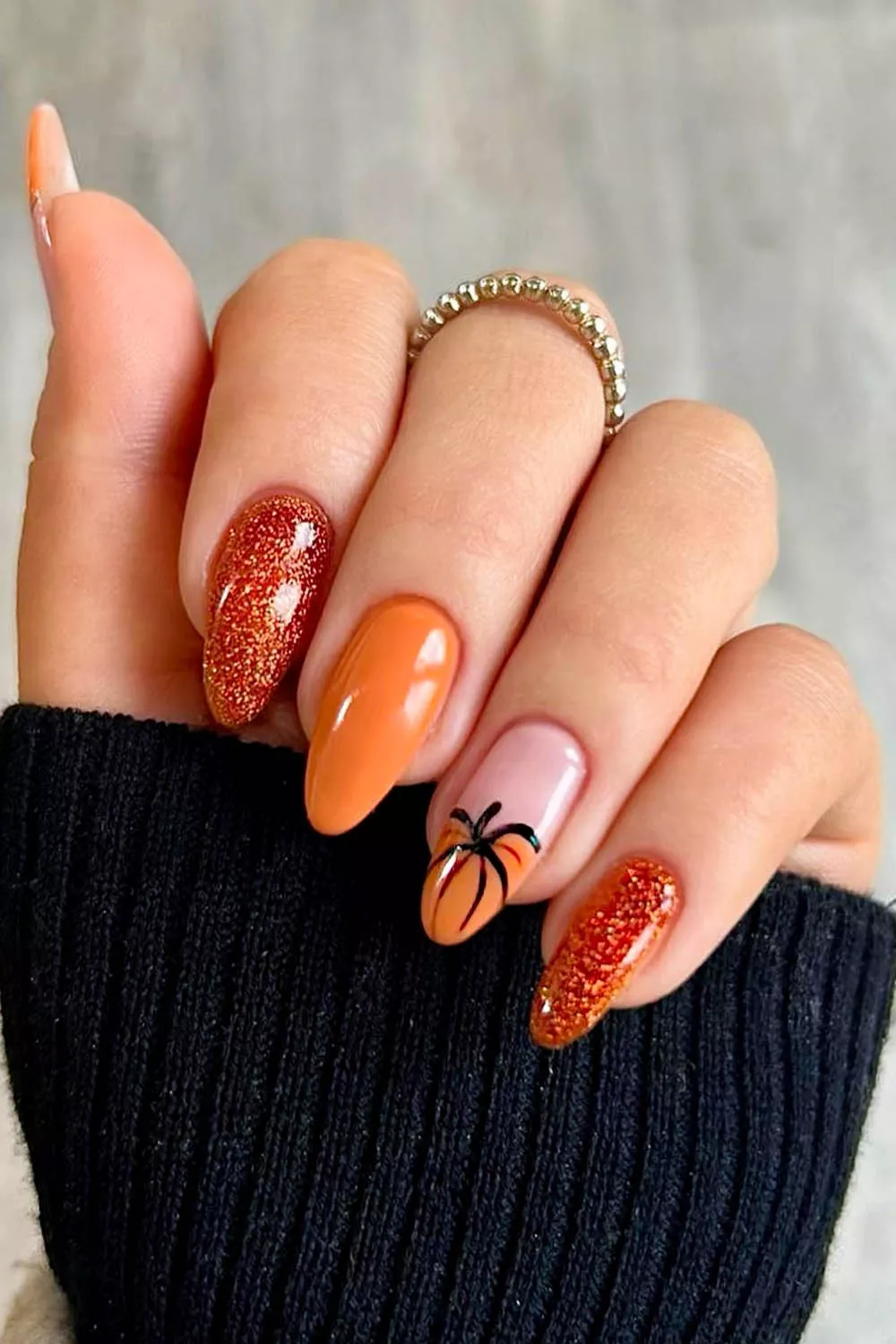 manicura naranja de calabaza para halloween