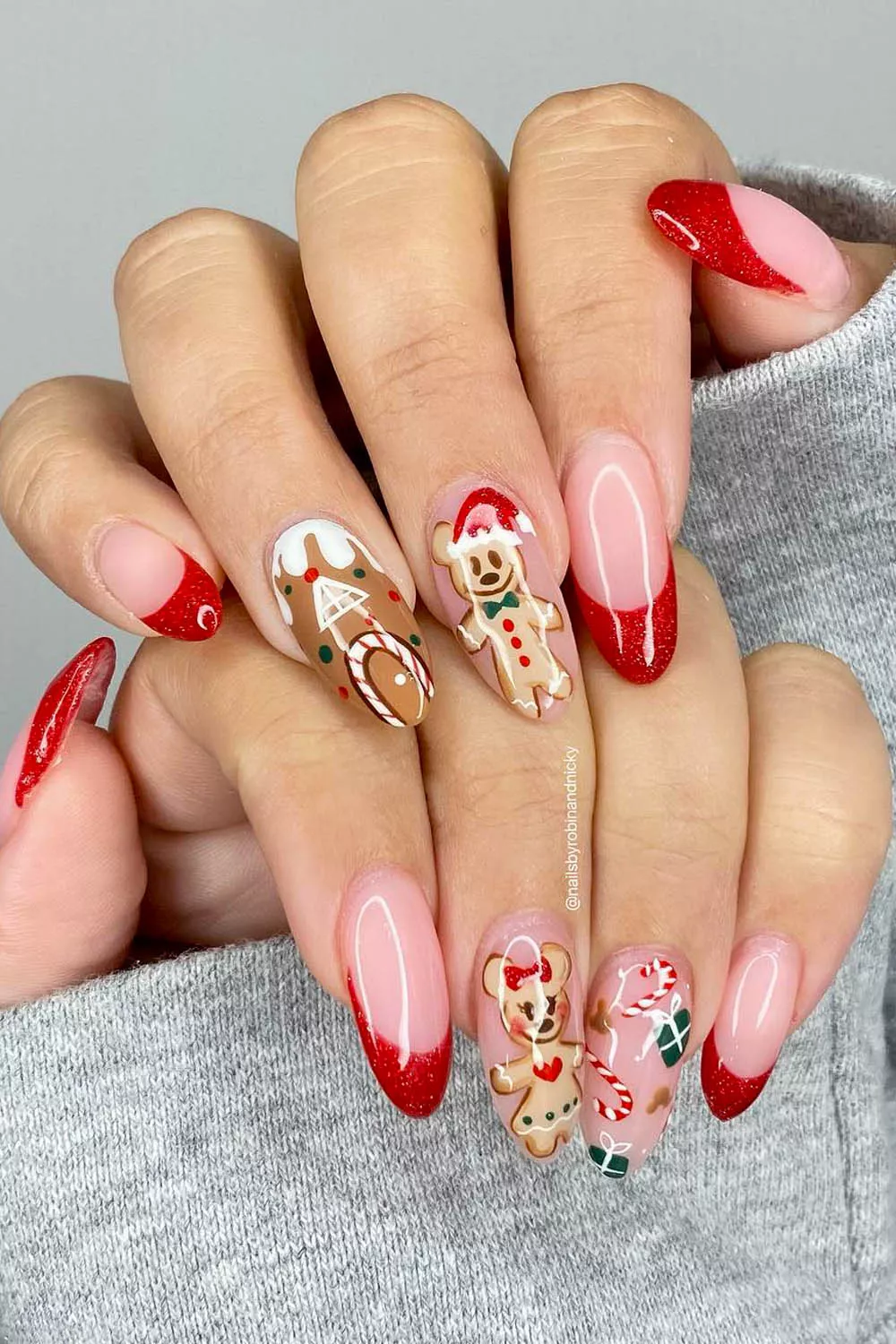 casa y galleta de jengibre navideño en manicura francesa roja