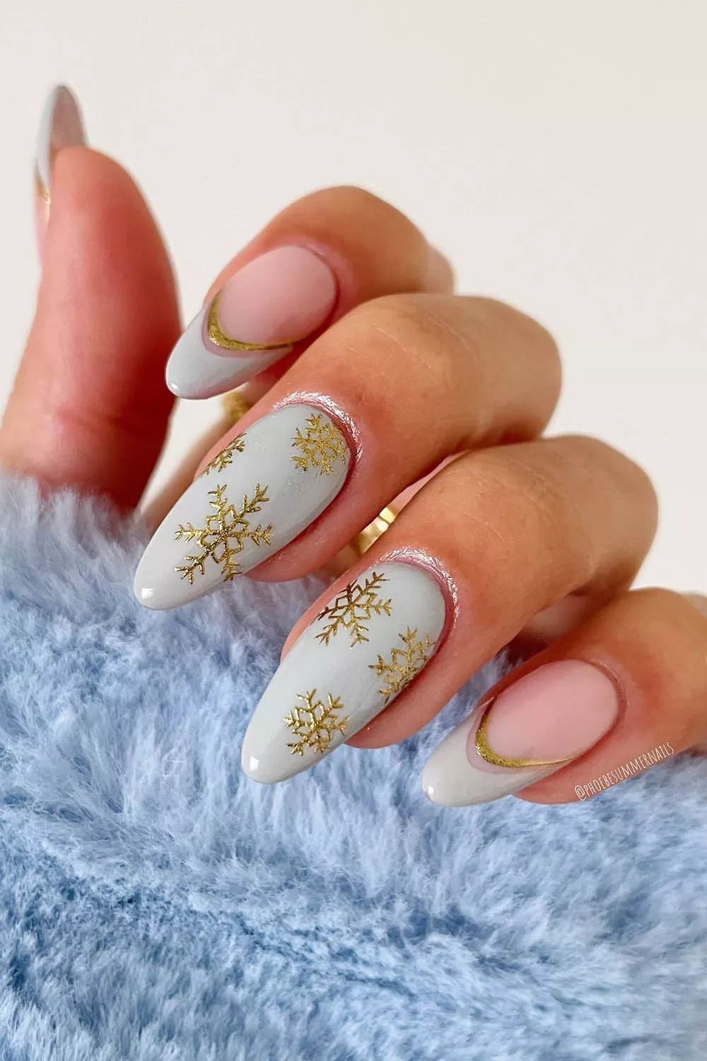 uñas decoradas navideñas con copos de nieve elegantes