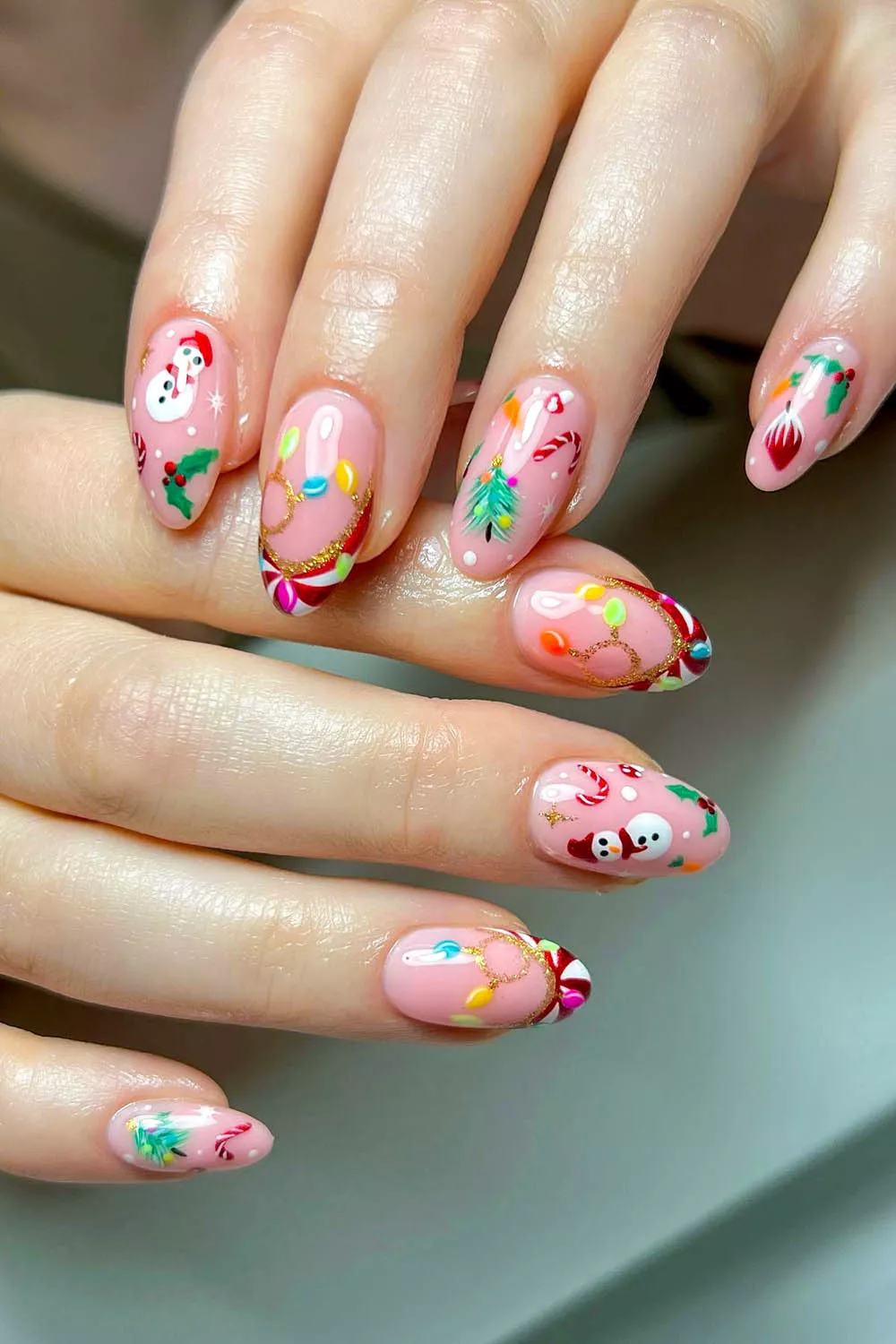 dibujos navideños bonitos en manicura arbolitos, luces, muñeco, muerdago