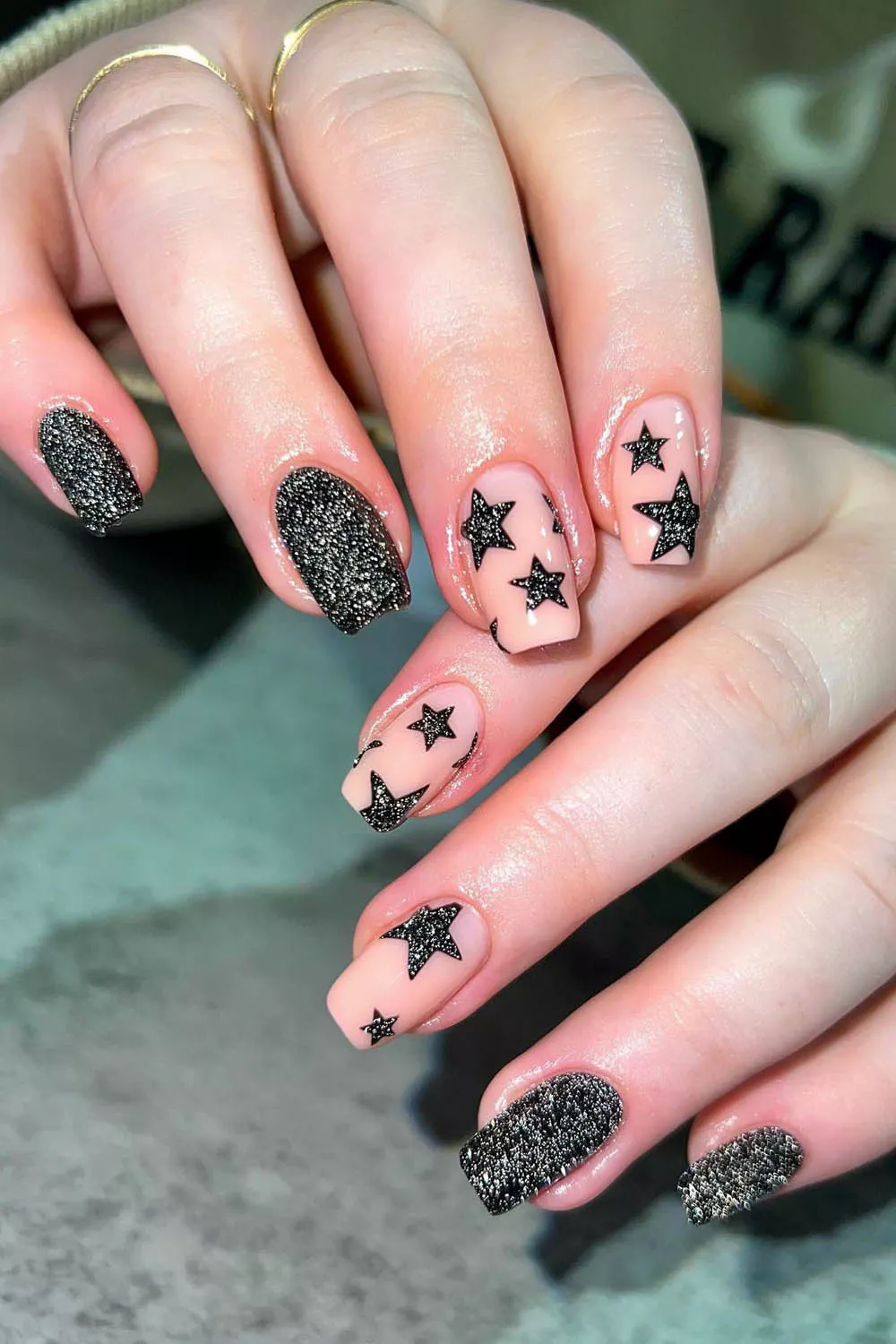 diseños uñas navidad negras con estrellas y glitter
