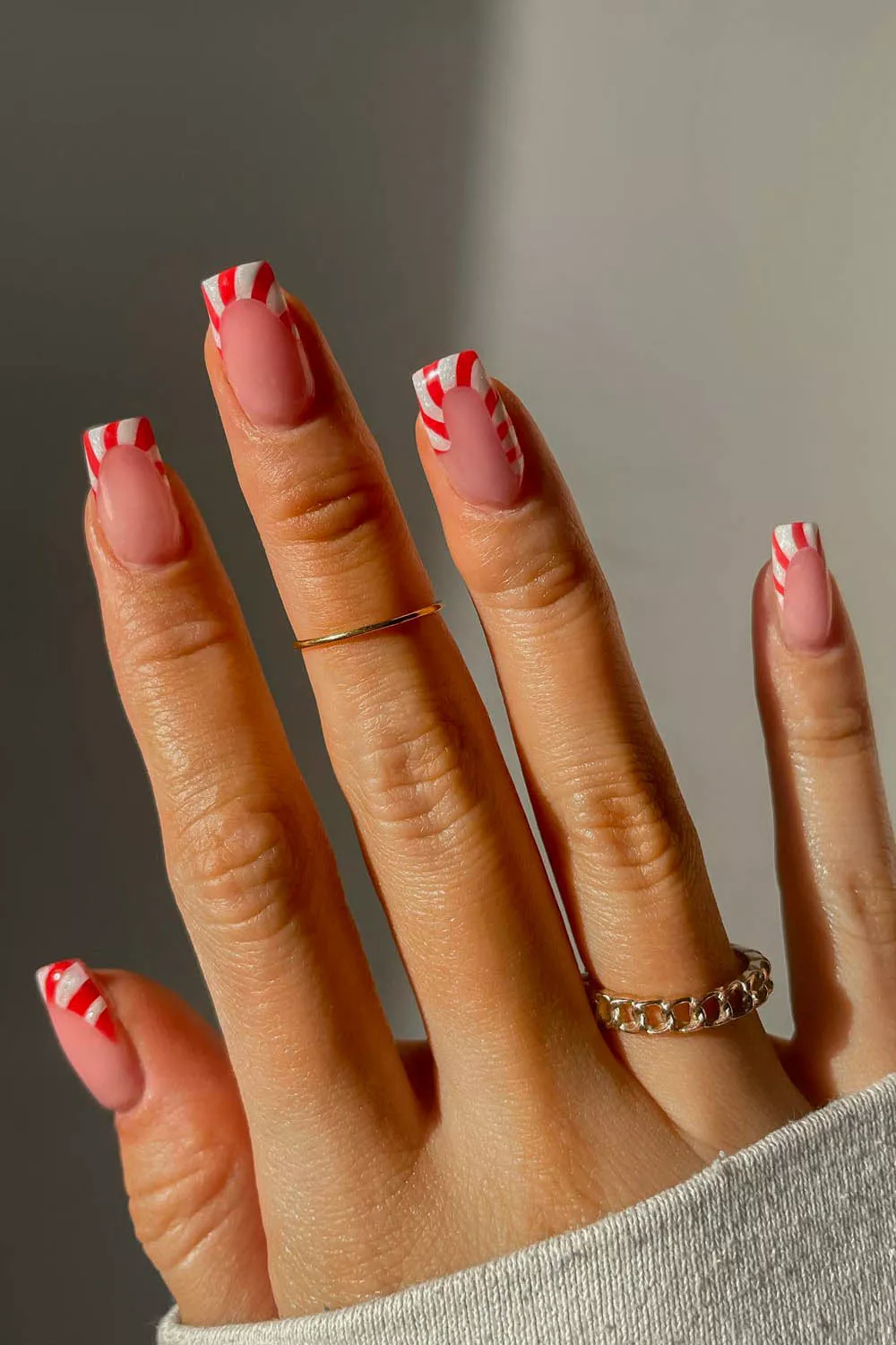 uñas decoradas navidad francesas con bastones de caramelo rojo y blanco