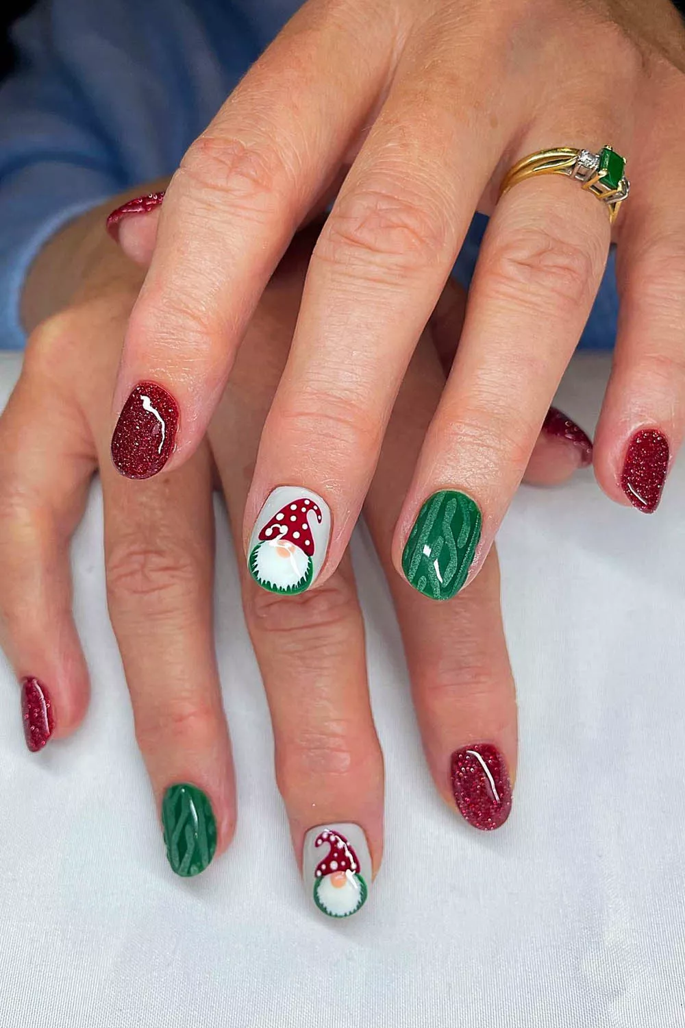 gnomos o duendes de navidad en manicura efecto sueter color verde y roja