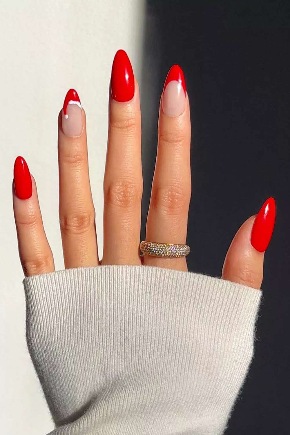 uñas rojas con gorro de navidad