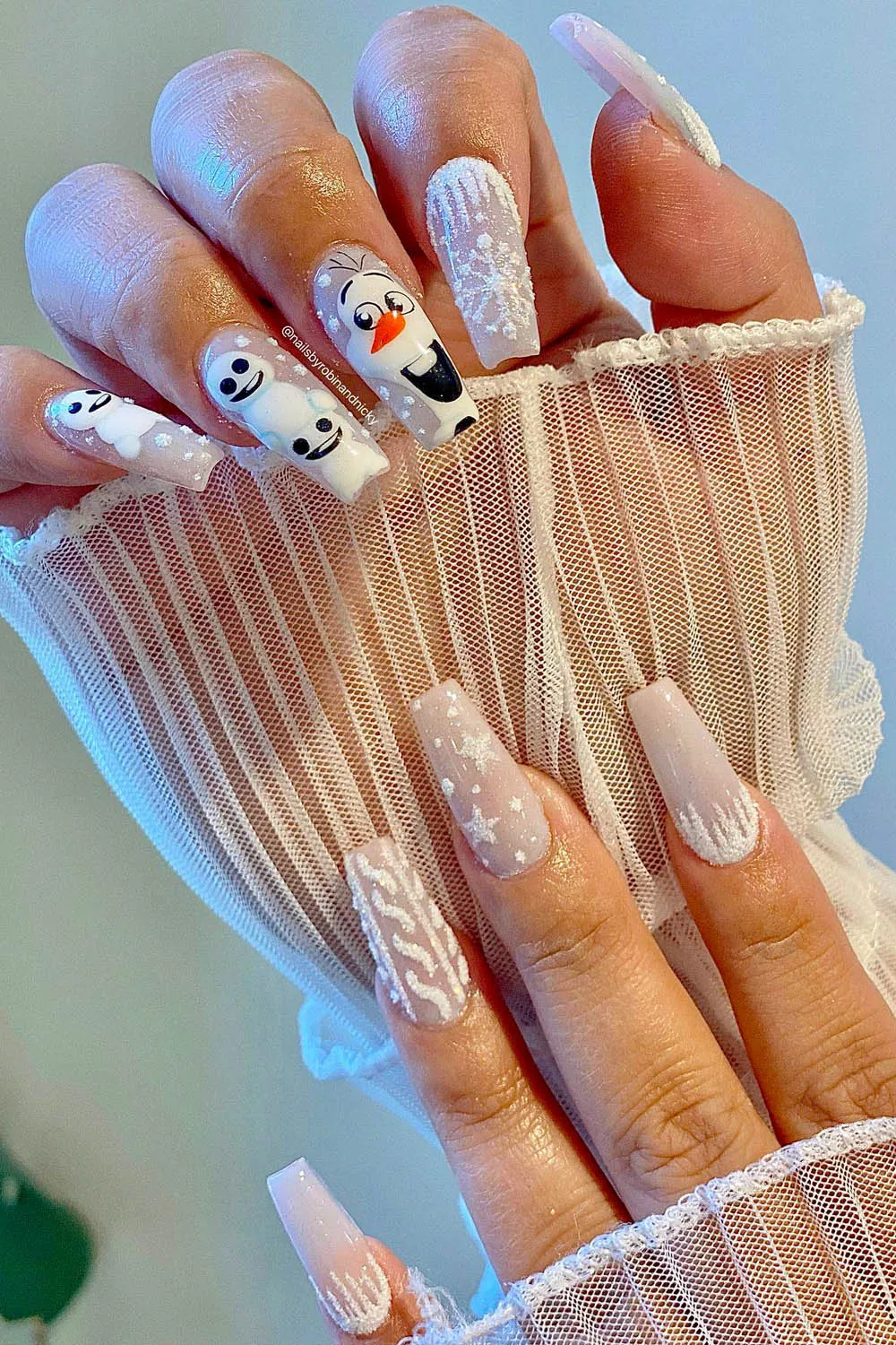 manicura decorada olaf, efecto sueter y copos de nieve para diciembre e invierno