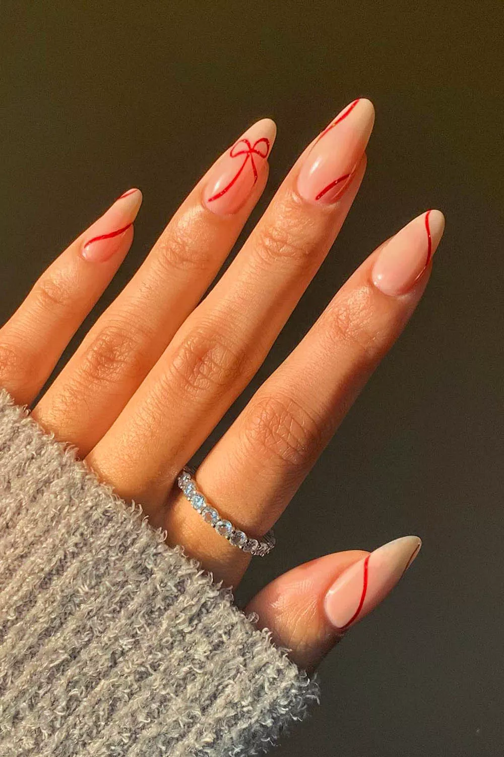 manicura sencilla de navidad con lazo rojo elegante