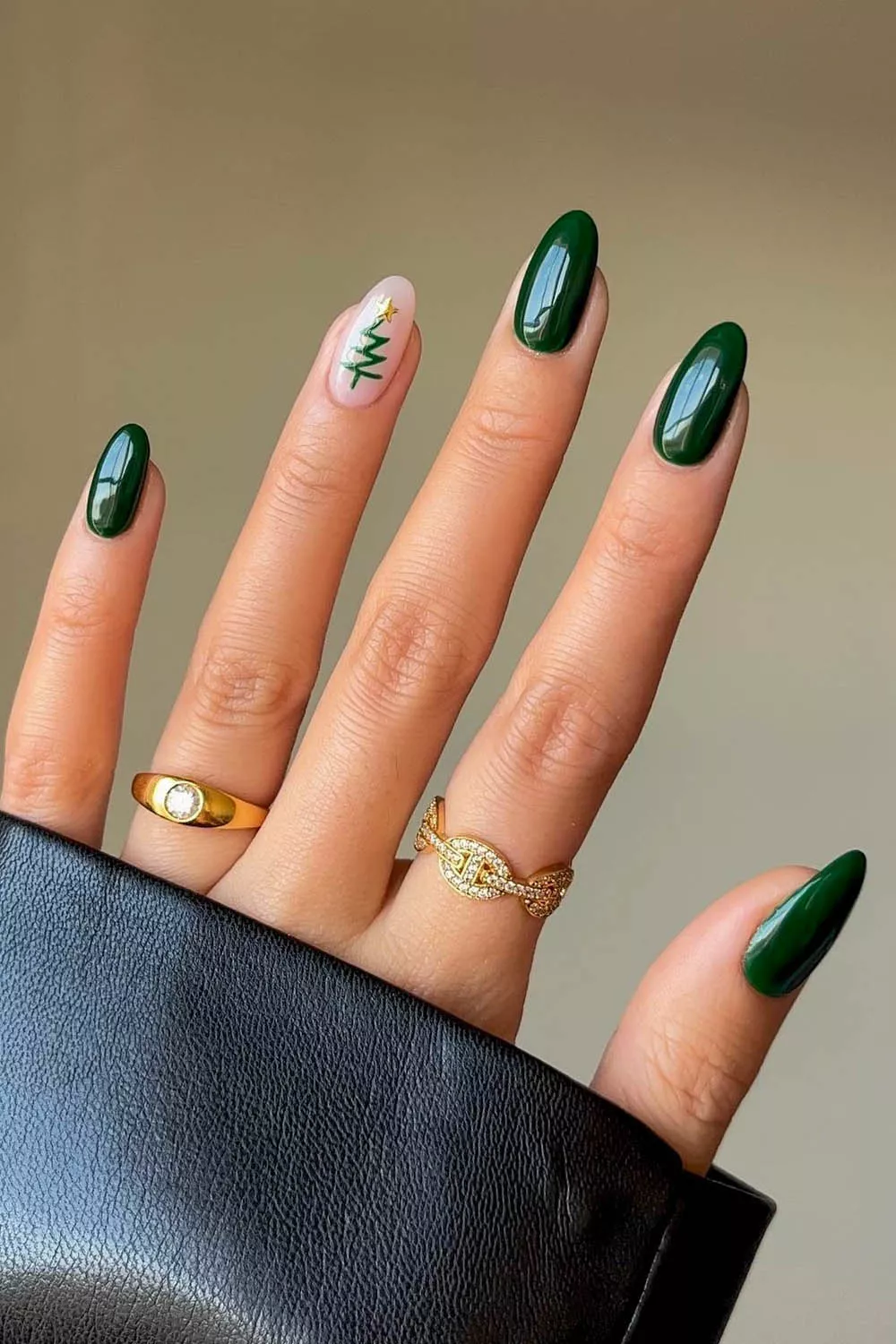 uñas de navidad verdes con arbolitos y dibujos minimalistas