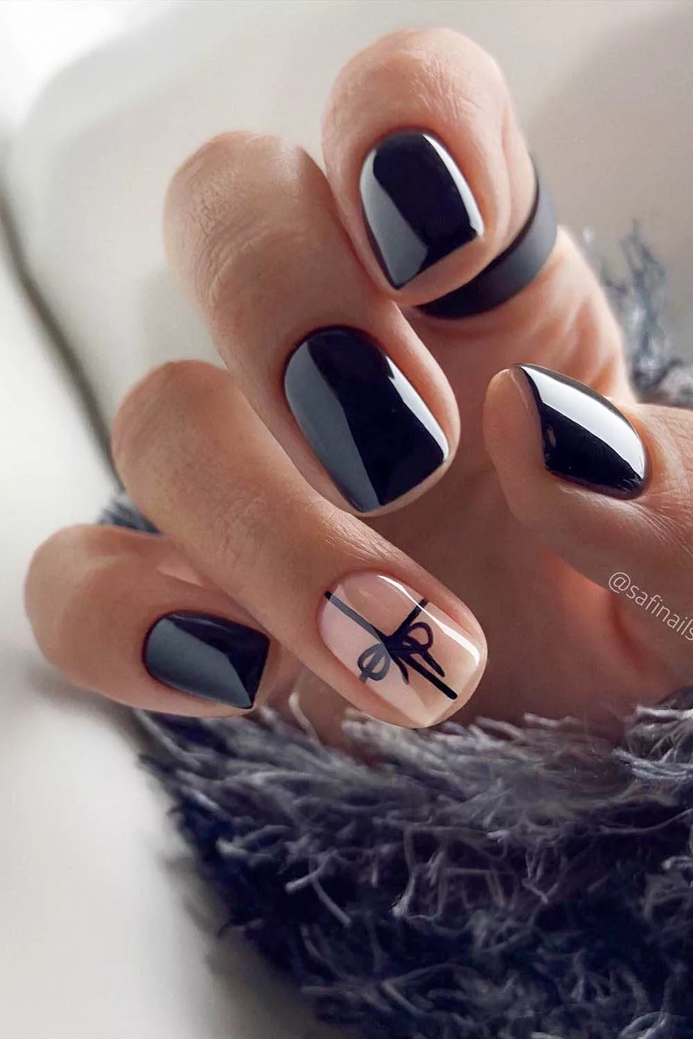uñas elegantes para navidad negras con lazo