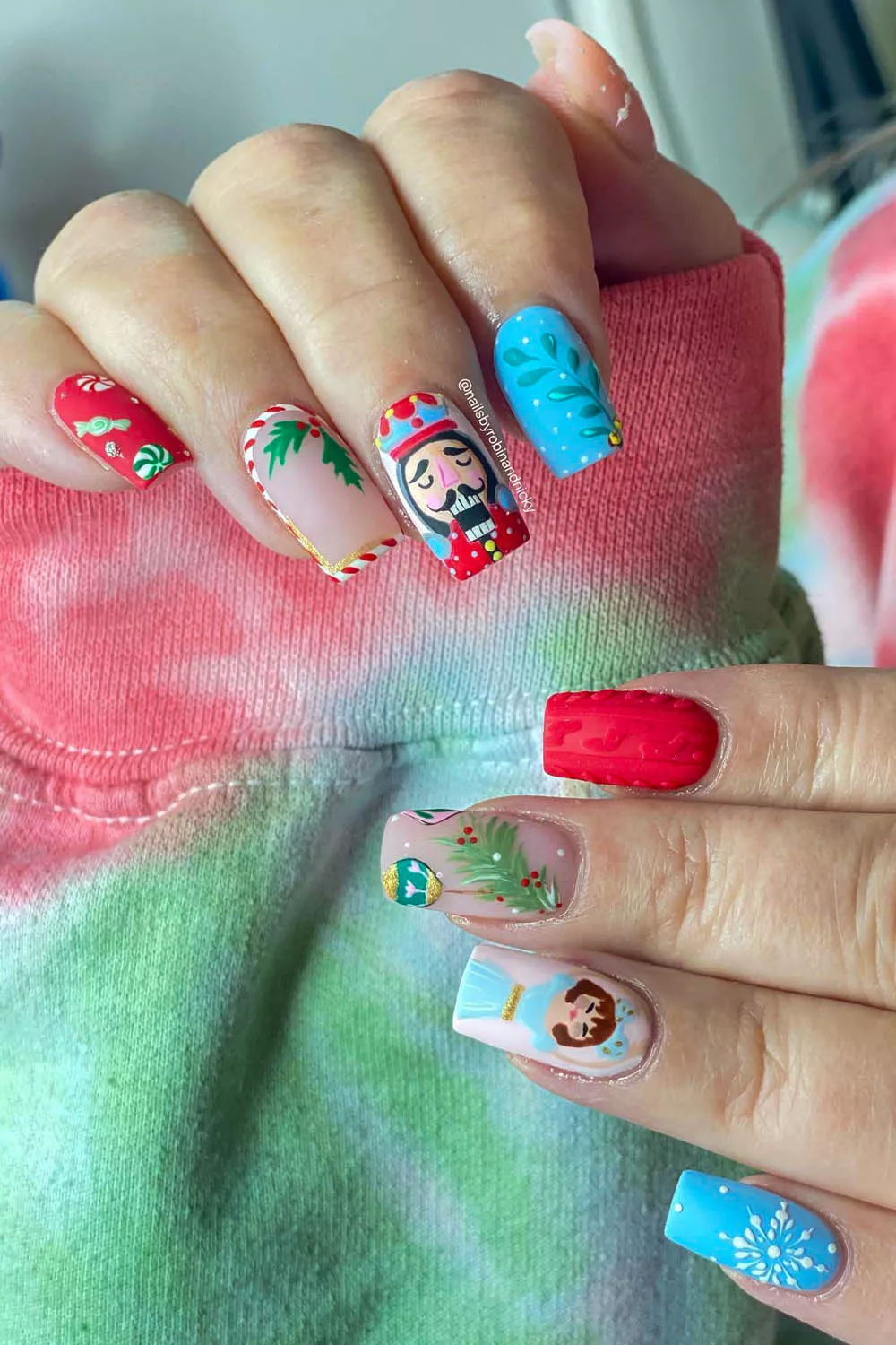 uñas decoradas muñeco cascanueces y efecto sueter