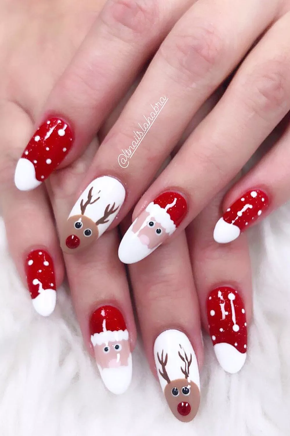 uñas divertidas navidad blancas y rojas con papa noel y renos