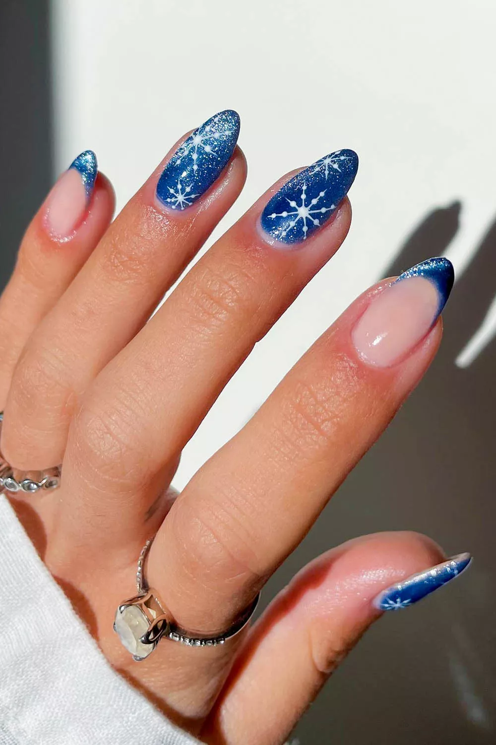 uñas navidad azules con copos de nieve