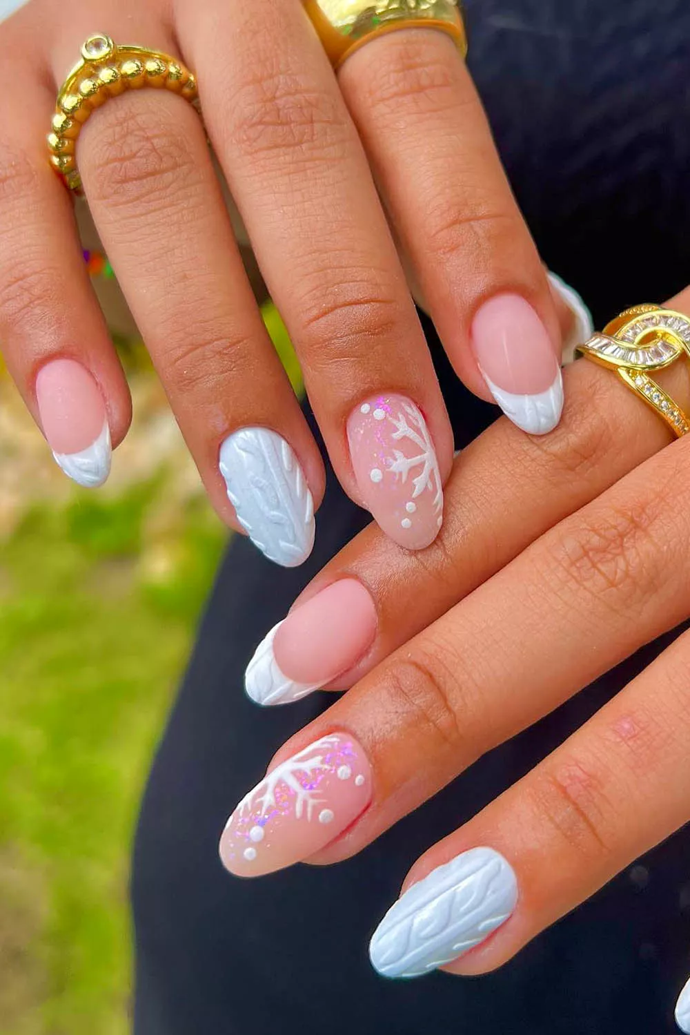 uñas navideñas blancas con efecto sueter y copos de nieve